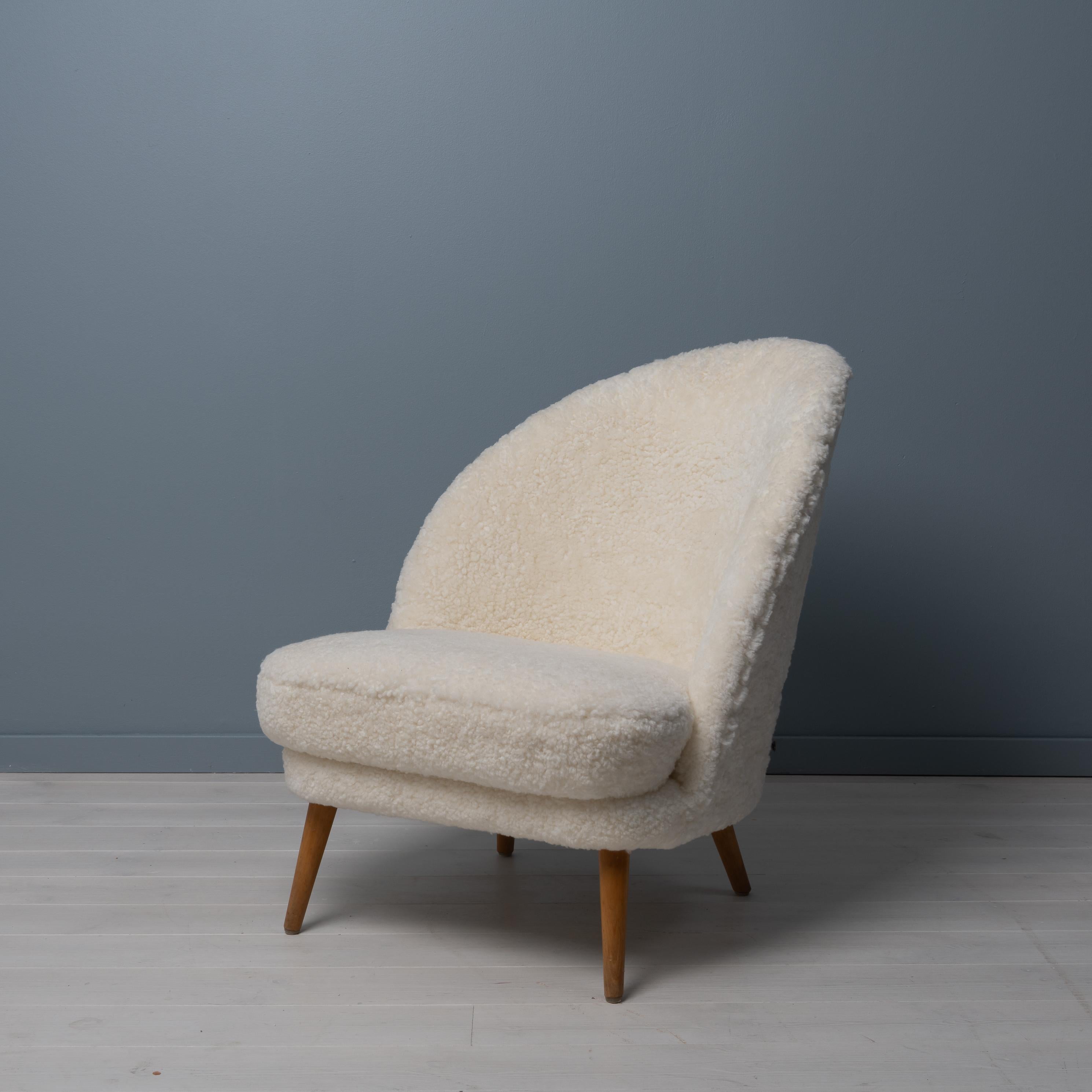 Scandinavian Modern Swedish White Sheepskin Easy Chair Attributed to Arne Norell For Sale 3