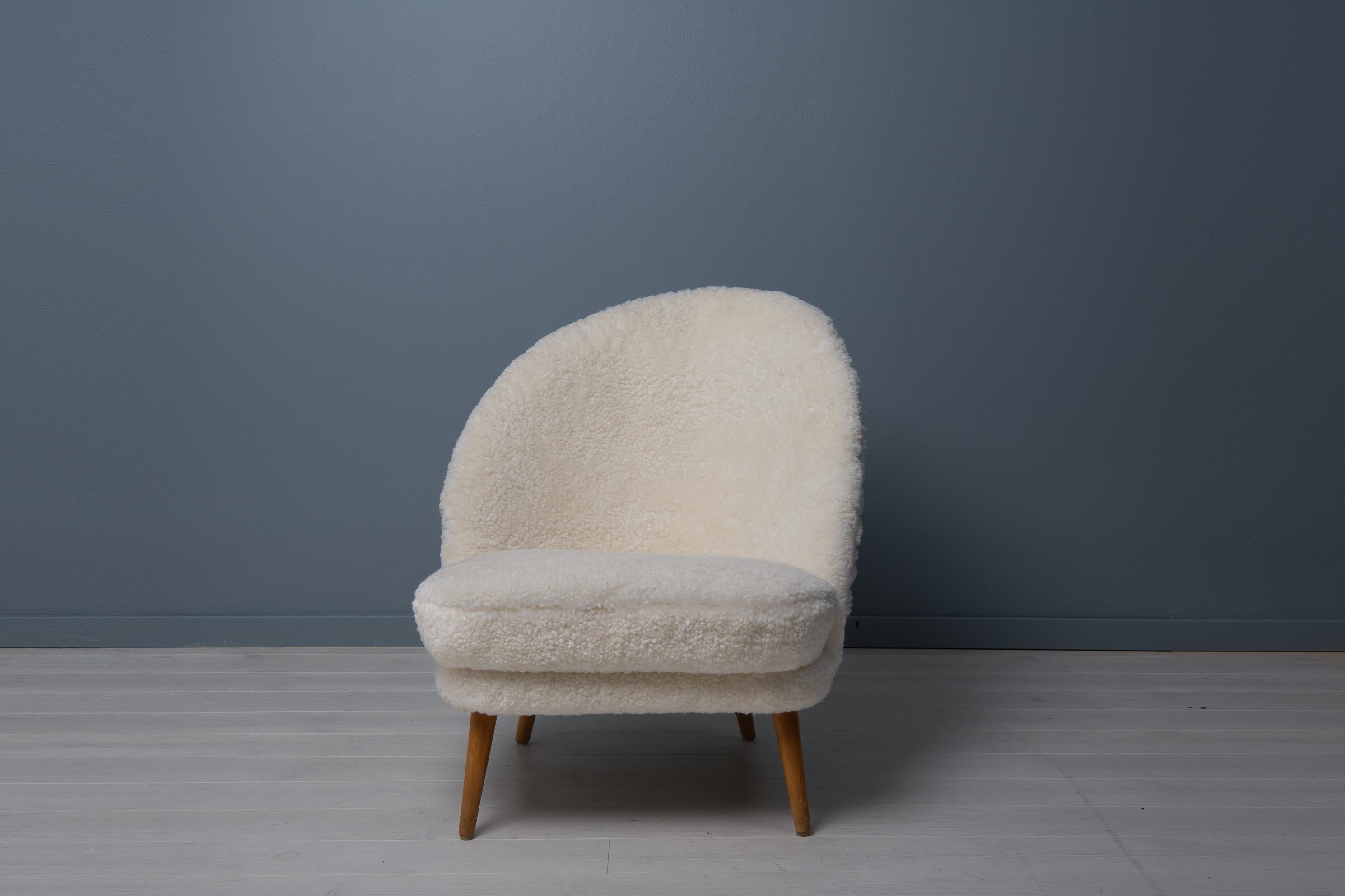 Scandinavian Modern Swedish White Sheepskin Easy Chair Attributed to Arne Norell For Sale 4