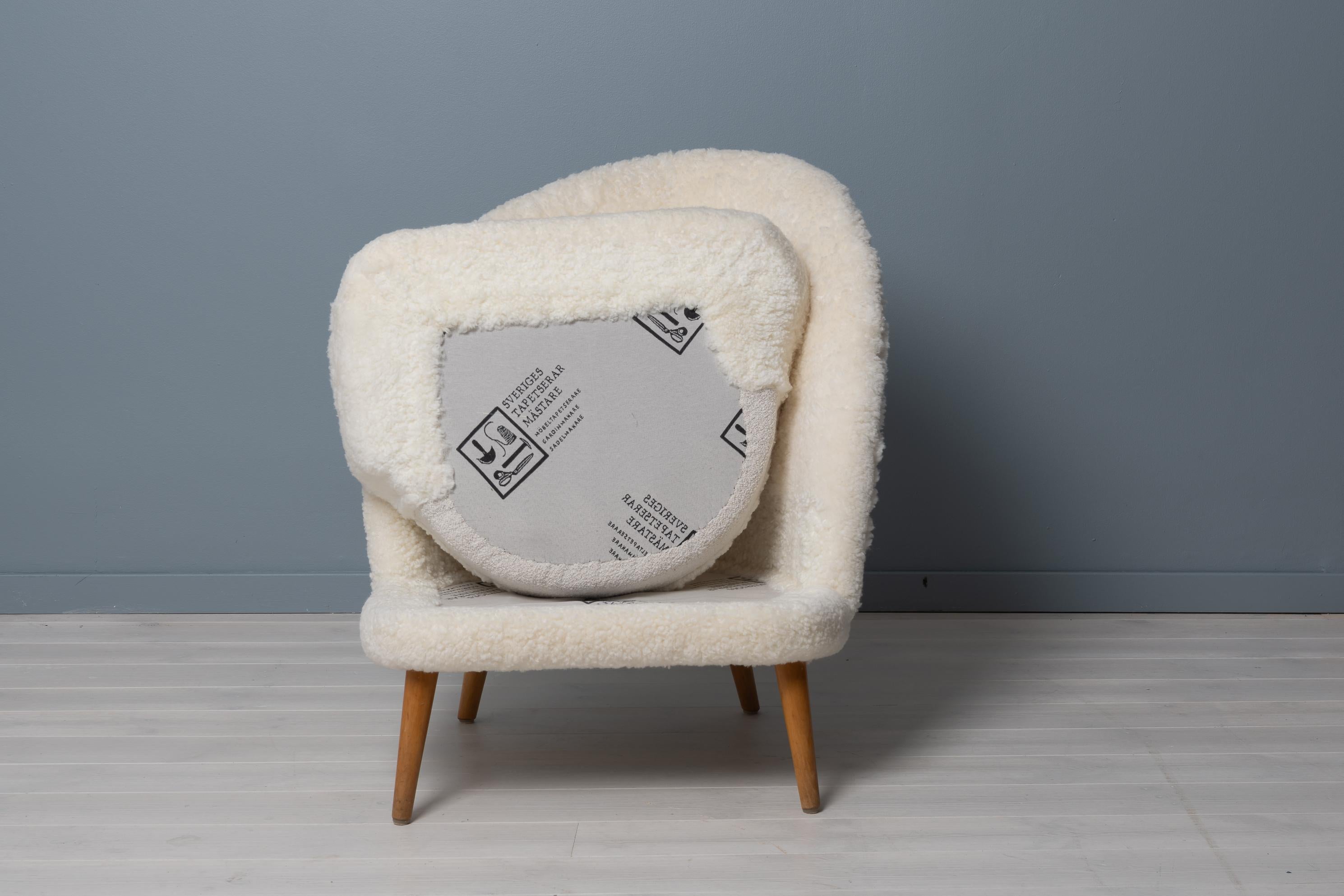 Scandinavian Modern Swedish White Sheepskin Easy Chair Attributed to Arne Norell For Sale 5