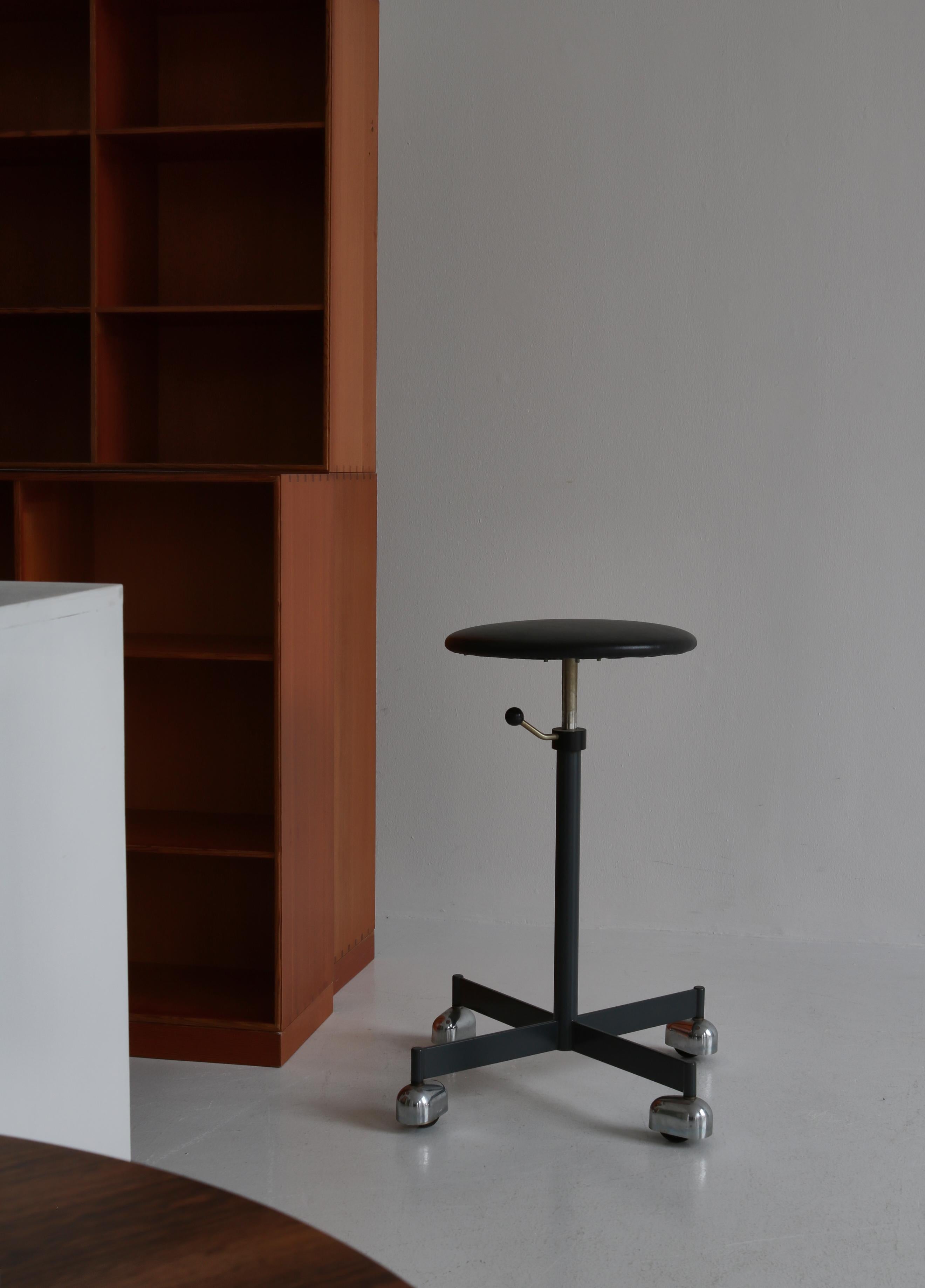 Vintage Bürodrehhocker aus Stahl und Leder, hergestellt von KEVI, Dänemark in den 1960er Jahren. Der Stuhl kann in der Höhe verstellt werden. Dieses Modell wurde in begrenzter Stückzahl produziert und ist ein seltener Fund.

Provenienz:
Gekauft aus