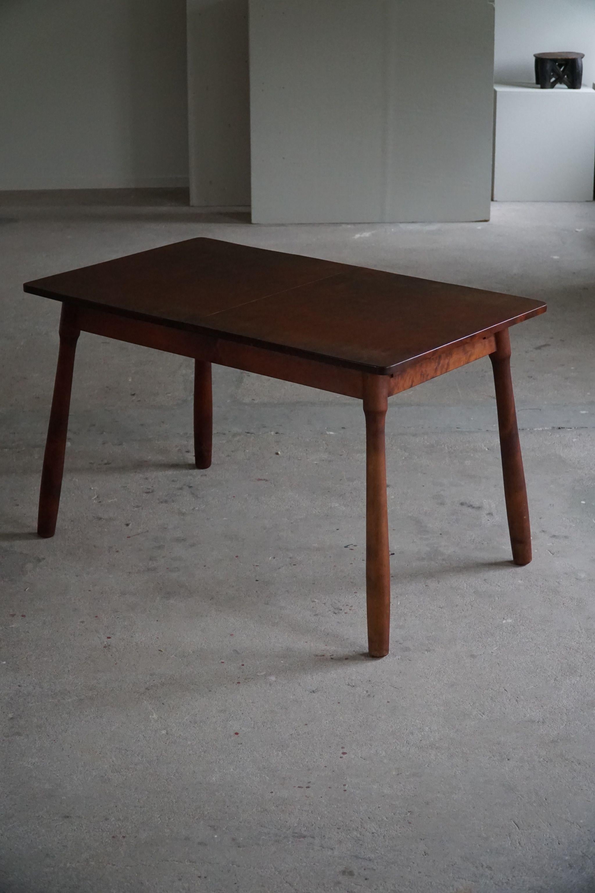 Skandinavische Moderne, Tisch aus Buche mit Clubbeinen, Arnold Madsen, hergestellt in den 1940er Jahren im Angebot 5