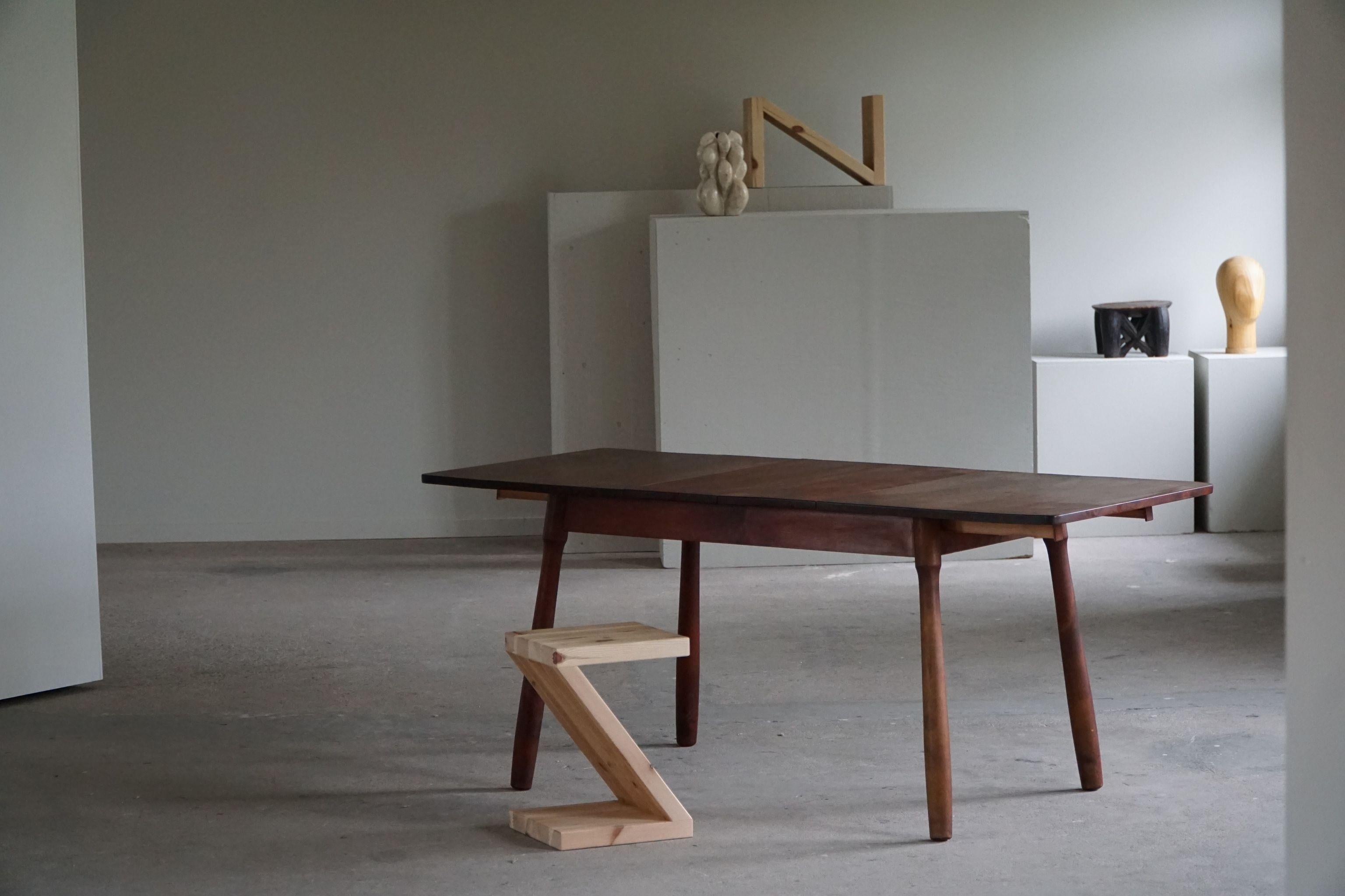 Ein exklusiver moderner Esstisch / Schreibtisch aus massiver Buche mit feinen, keulenförmigen Beinen. 
Er wird dem dänischen Designer Arnold Madsen zugeschrieben und verweist auf seinen ikonischen 