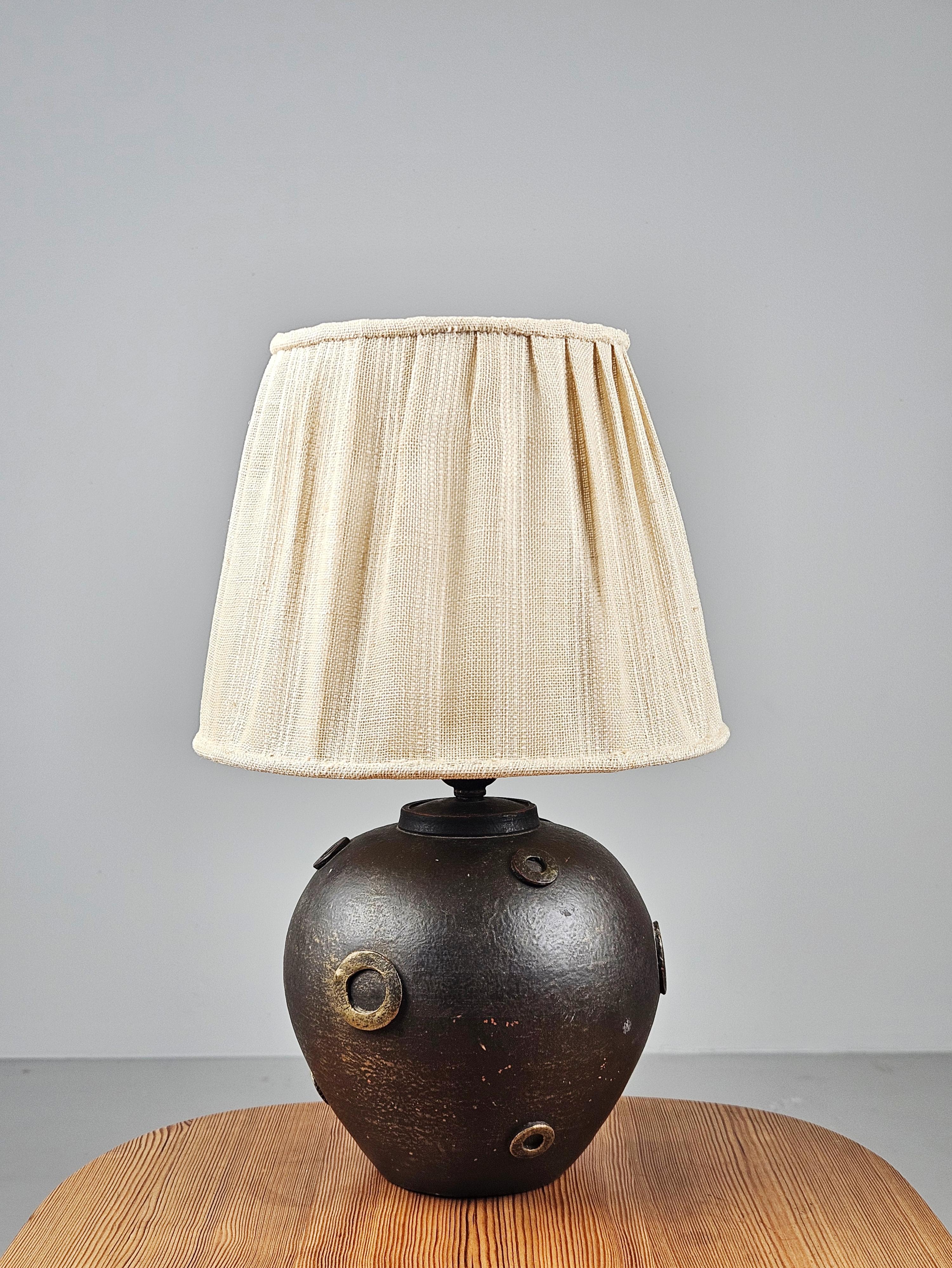 Very rare anonymous table lamp. Produced in Sweden during the 1930s.

Made in ceramics with beautiful modernistic design. 

Unsigned. Design resembles works by Jerker Werkmäster, artistic leader for Nittsjö during this period.

Great patinated