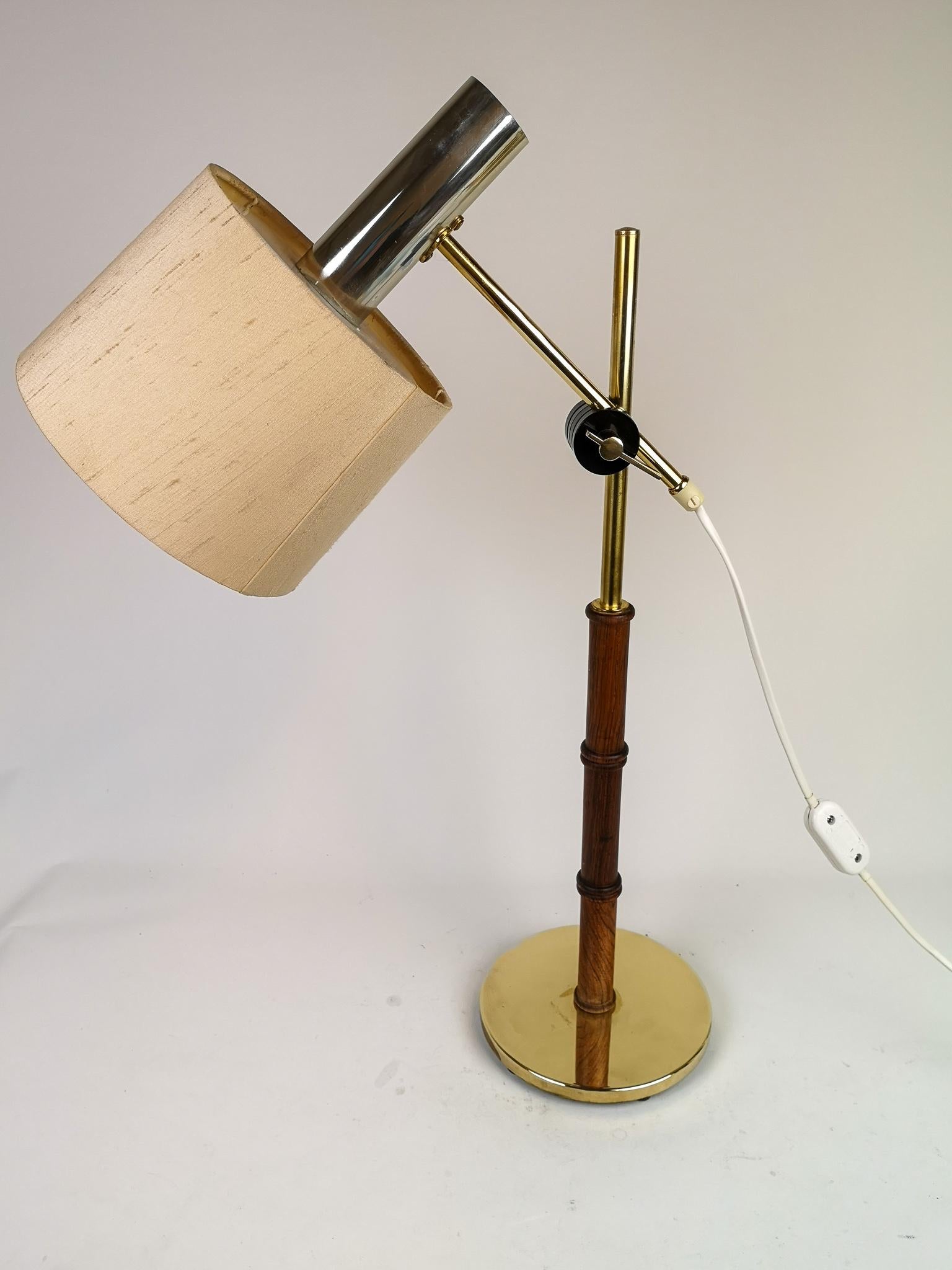 This lamp was made in Sweden at Falkenbergs Belysning. It has an adjustable height arm, and is made in brass, wood and cast iron.

Good working condition with some dents on the foot and scratches on the brass.

Measures. H 59 cm D 18 cm.
  