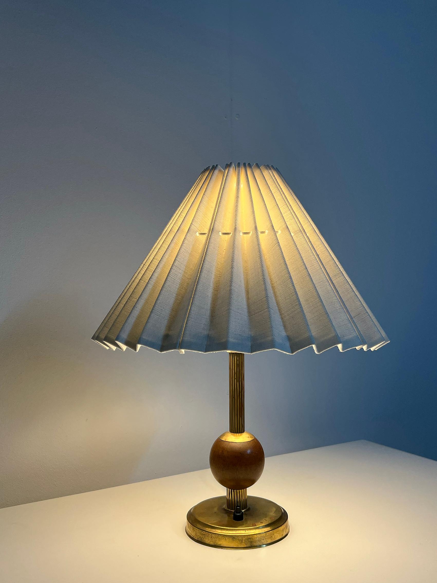 Swedish Scandinavian Modern Table Lamp In Brass and Wood ca 1960's For Sale