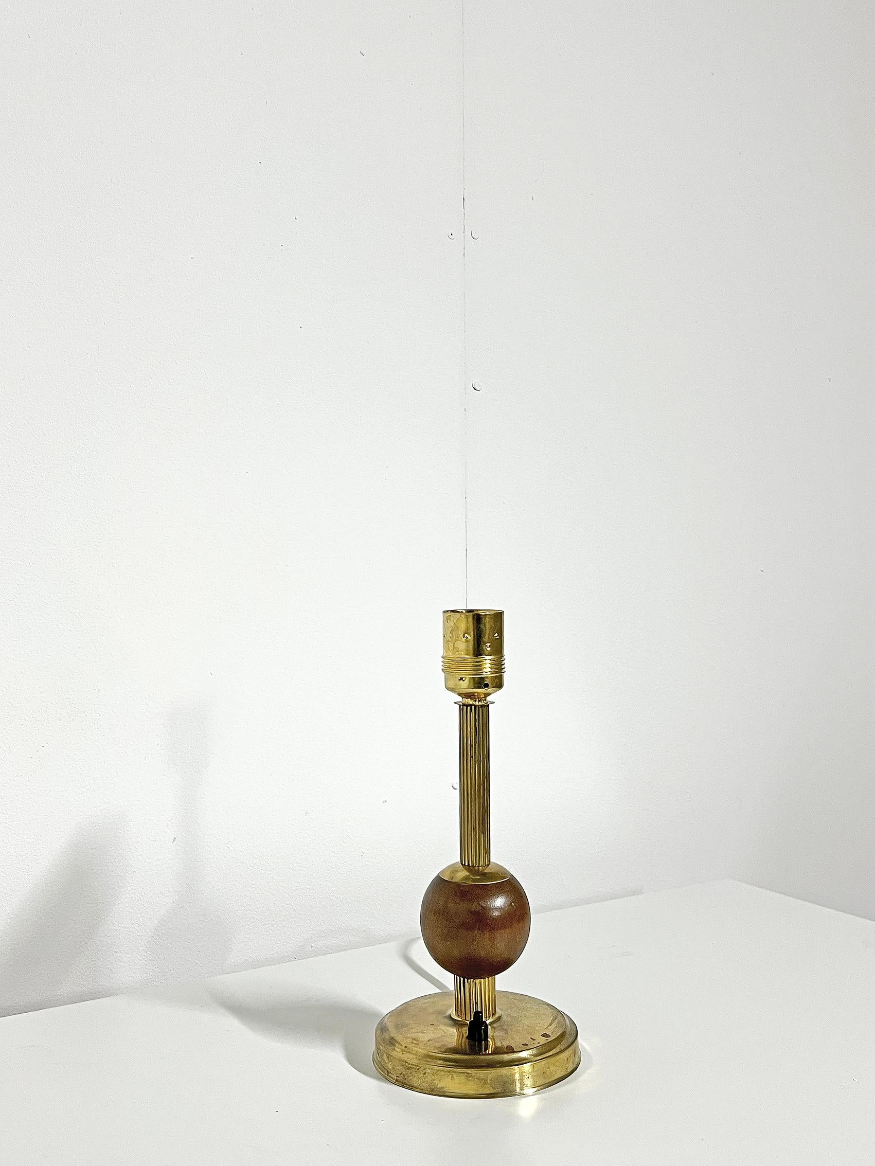 Scandinavian Modern Table Lamp In Brass and Wood ca 1960's In Fair Condition For Sale In Örebro, SE