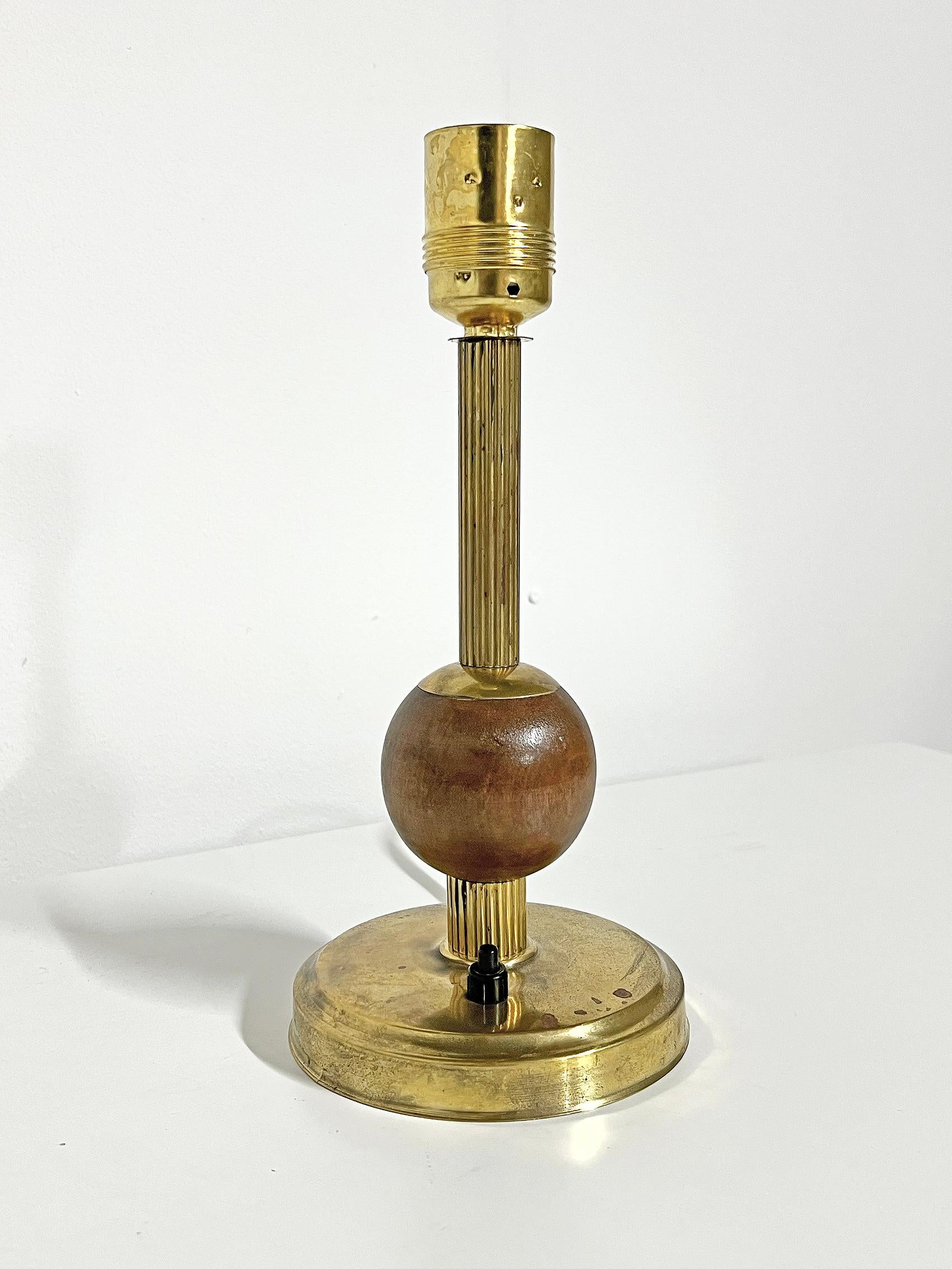 Mid-20th Century Scandinavian Modern Table Lamp In Brass and Wood ca 1960's For Sale