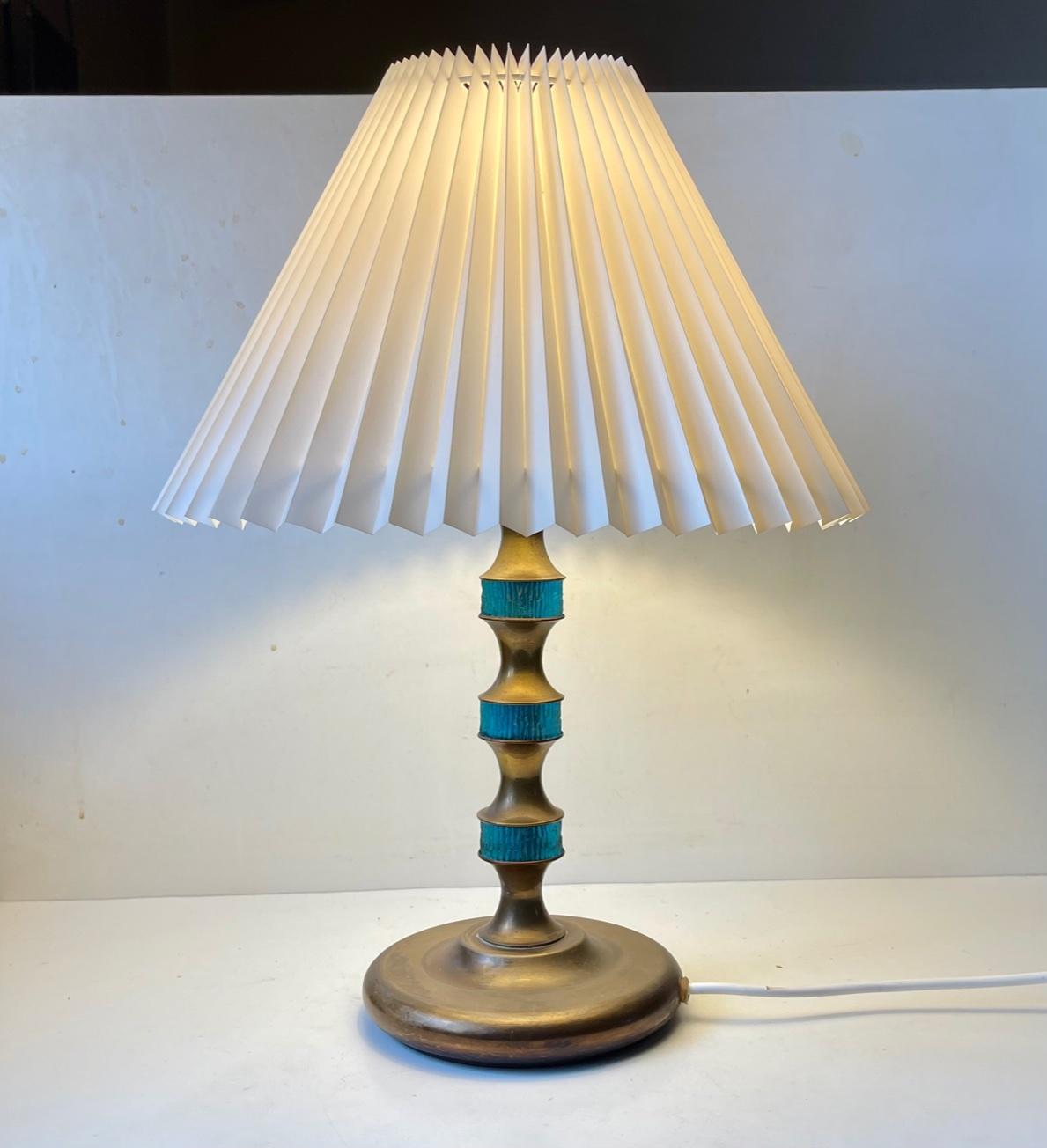 Ultra rare lampe de table conçue et fabriquée par Vitrika au Danemark dans les années 1960. Il comporte une tige en laiton patiné massif sertie d'inserts en verre épais texturé bleu presque turquoise. Très similaire aux dessins de Carl Fagerlund