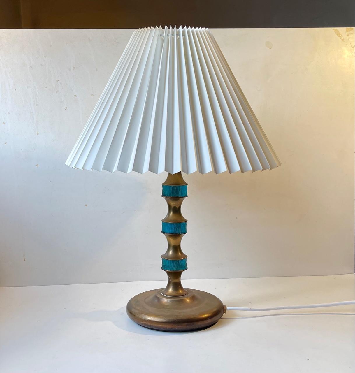 Lámpara de mesa moderna escandinava de latón y cristal azul de Vitrika, años 60 Escandinavo moderno en venta