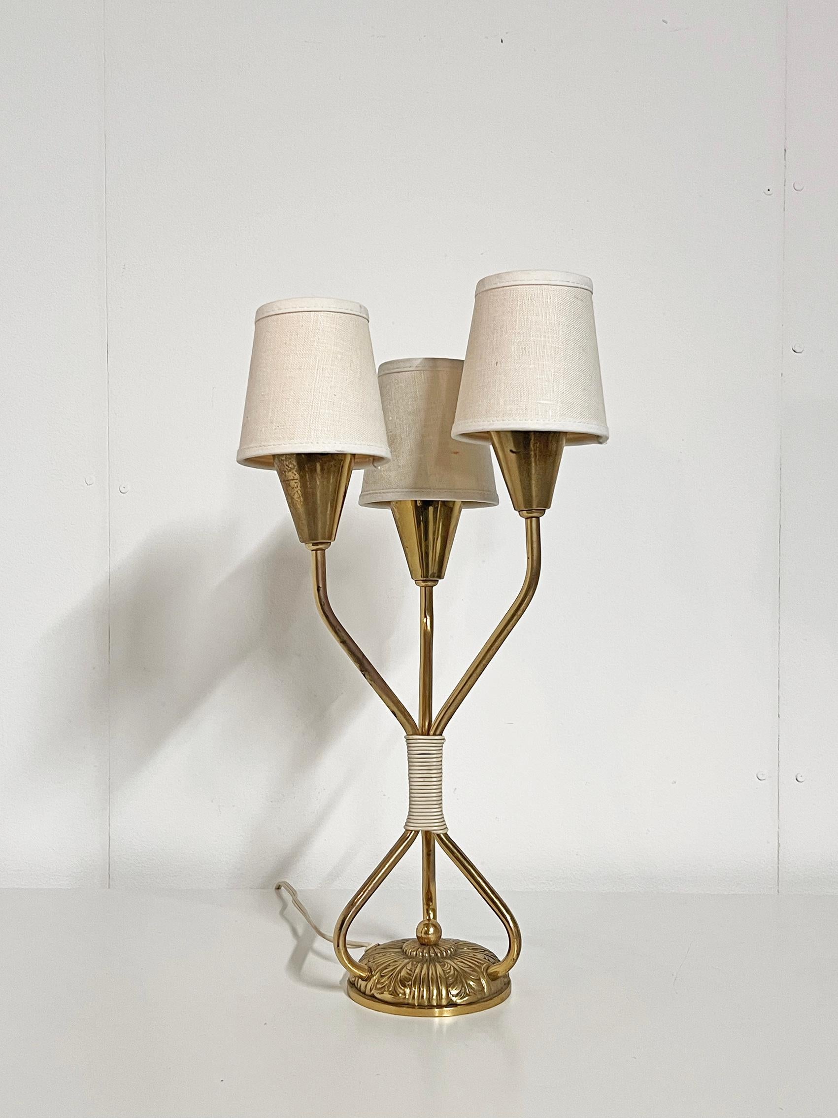 Rare lampe de table Modern Scandinavian en laiton, Edvard Hagman, EHAB ca 1940-50's.
Usure et patine correspondant à l'âge et à l'utilisation. Patine du laiton, marques et rayures. 
Teintes avec usure et imperfections. 
Câblage original. Nous