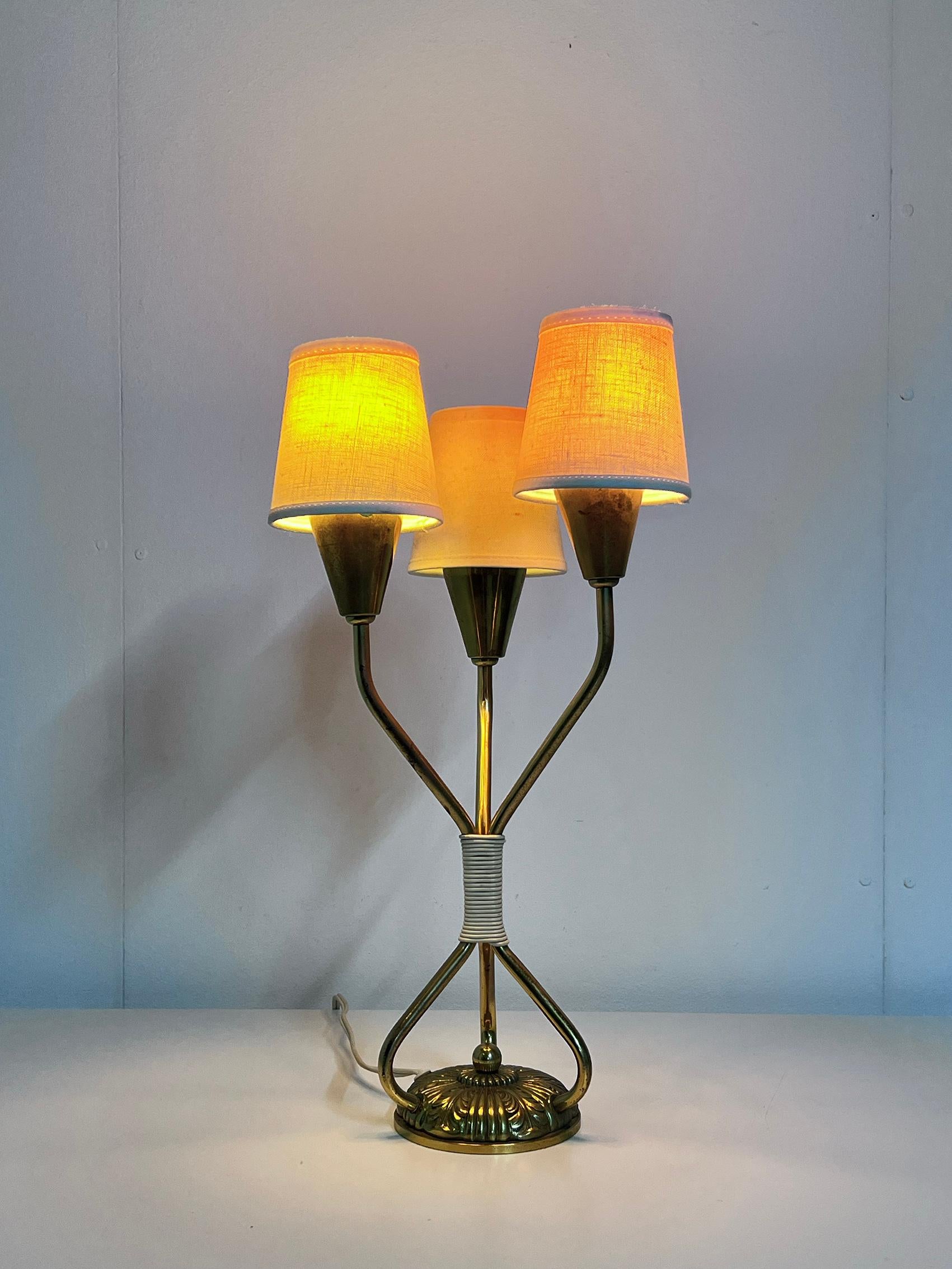 Scandinave moderne Lampe de table moderne scandinave en laiton, Edvard Hagman, EHAB, vers 1940-50's en vente