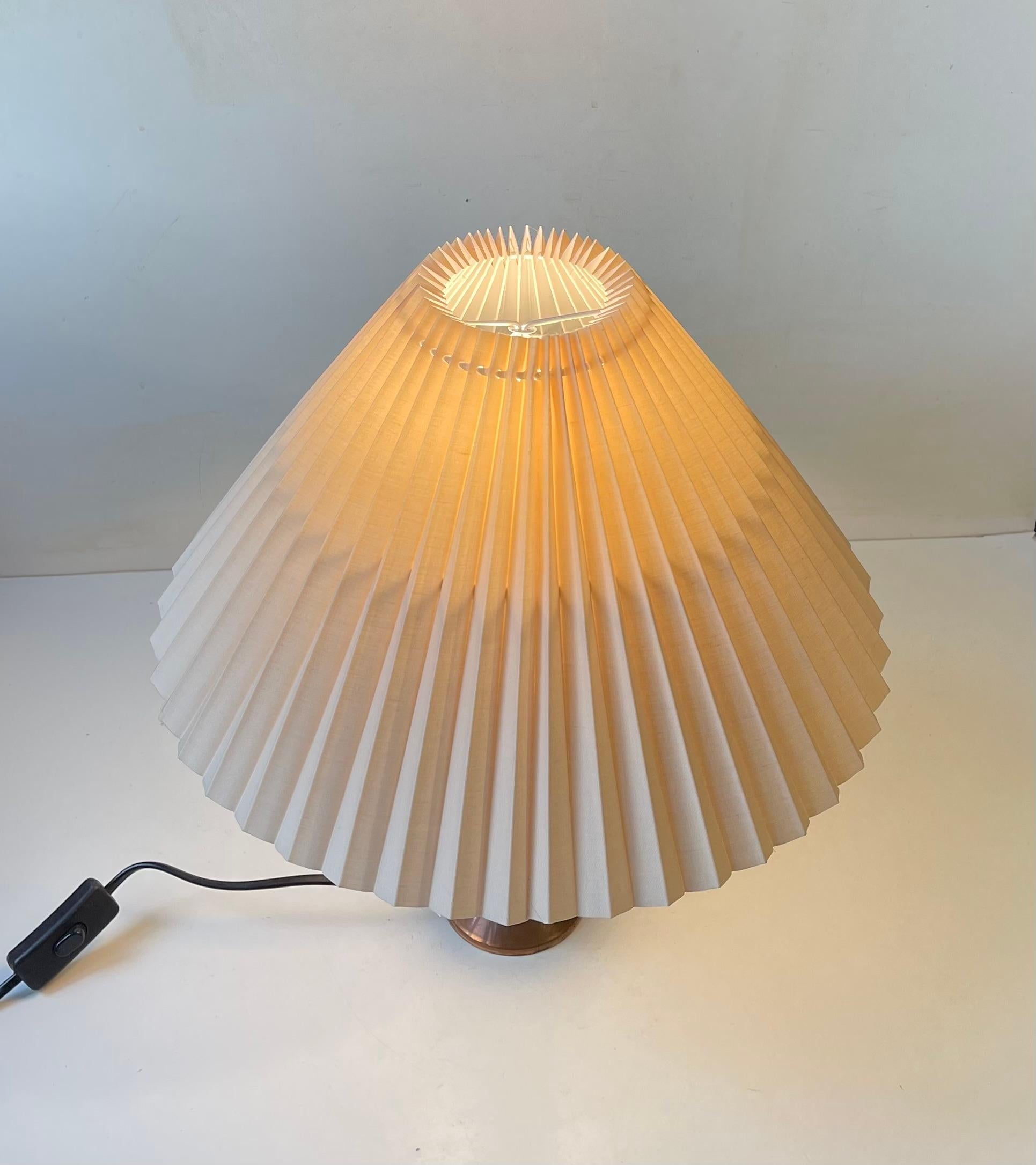 Scandinavian Modern Table Lamp in Patinated Textured Copper, 1950s In Good Condition For Sale In Esbjerg, DK
