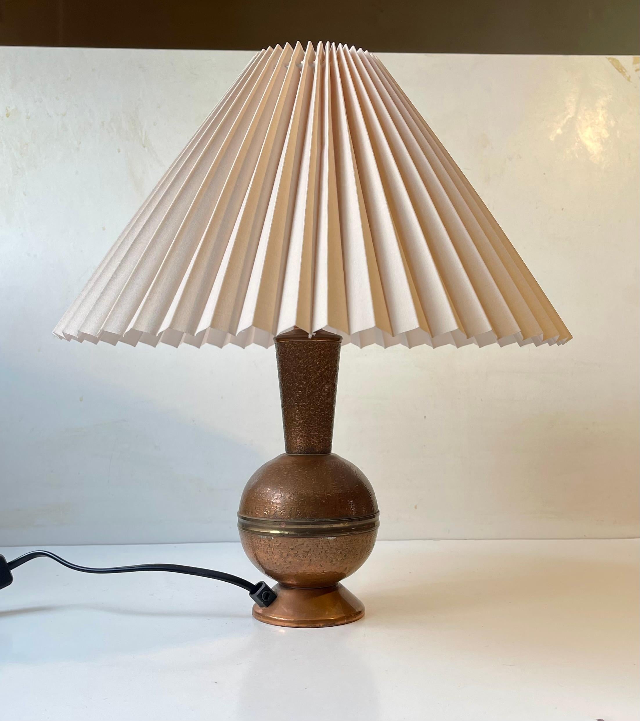 Scandinavian Modern Table Lamp in Patinated Textured Copper, 1950s For Sale 1