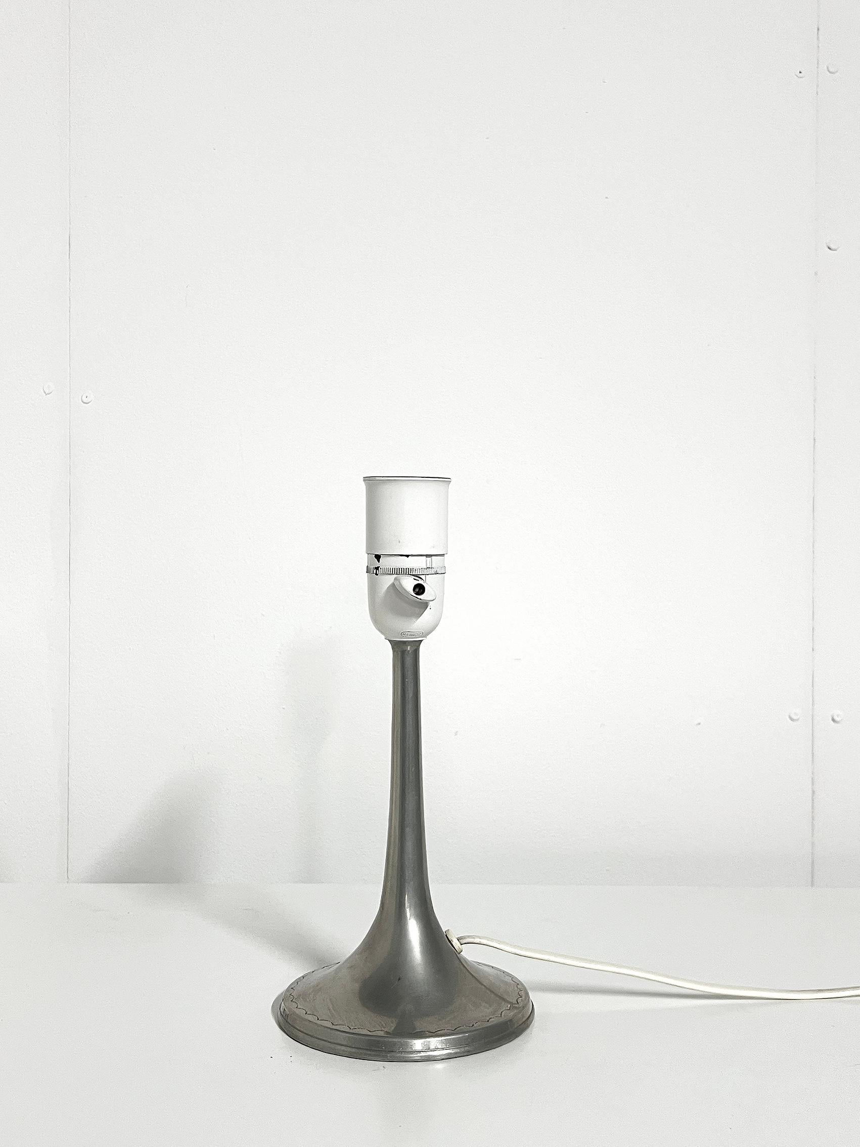 Scandinavian Modern Table Lamp In Pewter by Thorild Knutsson -1930 In Good Condition For Sale In Örebro, SE