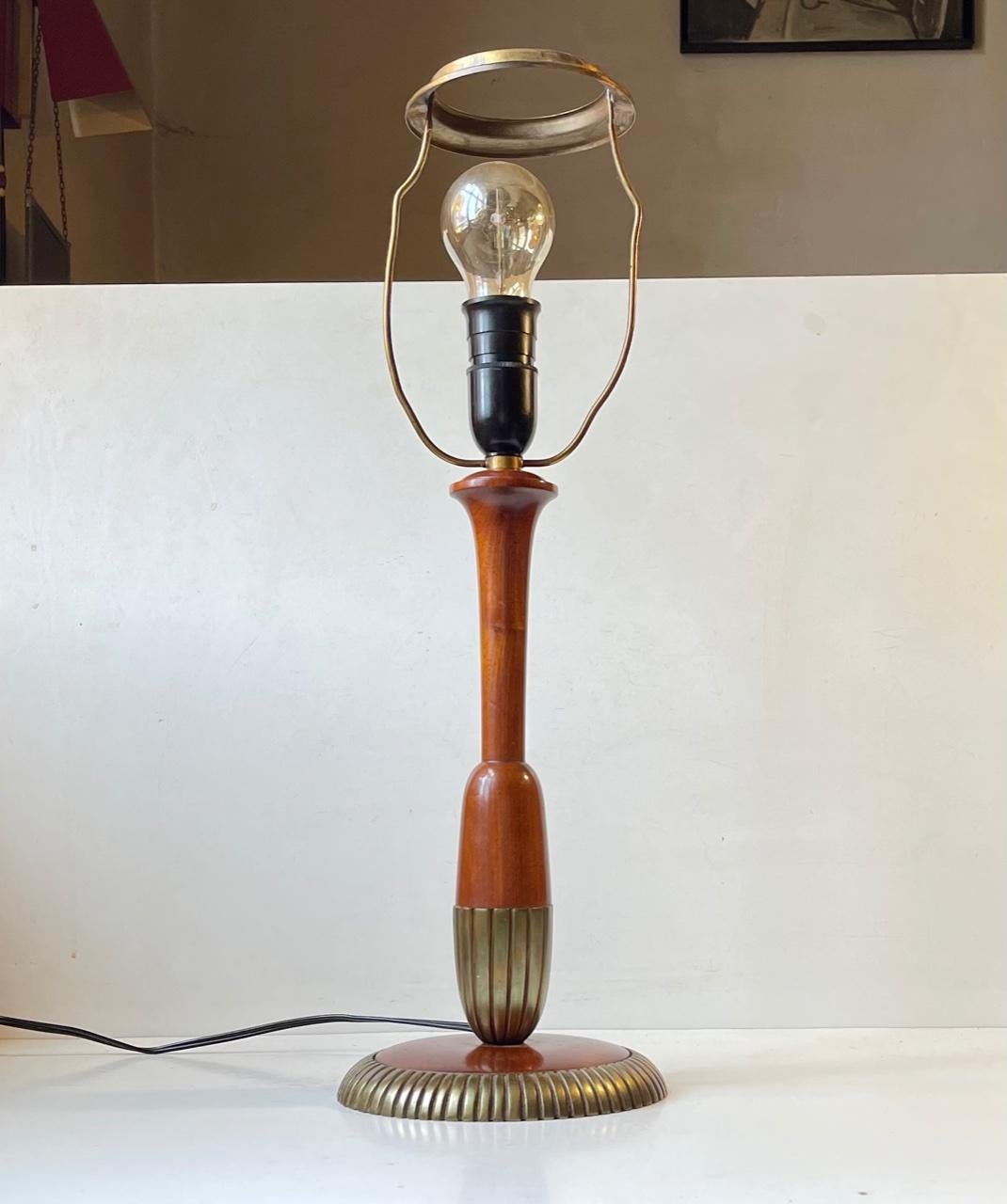 Skandinavische moderne Tischlampe aus Nussbaum und Messing, 1950er Jahre (Art déco) im Angebot
