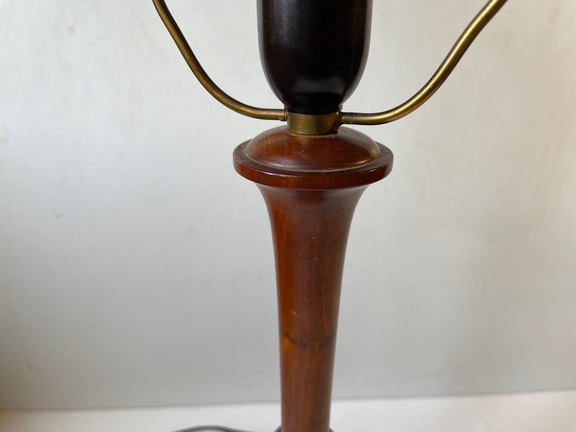 Skandinavische moderne Tischlampe aus Nussbaum und Messing, 1950er Jahre (Mitte des 20. Jahrhunderts) im Angebot