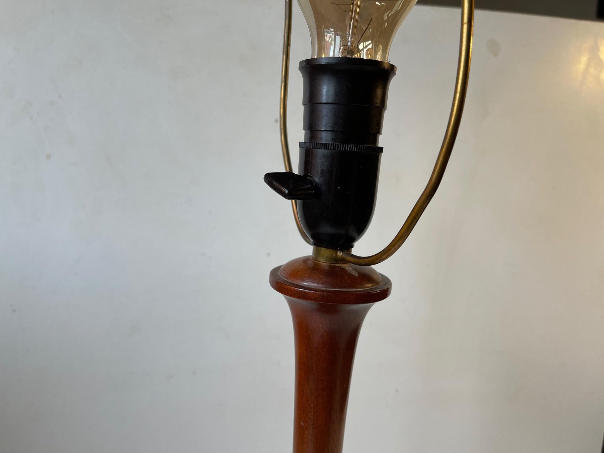Skandinavische moderne Tischlampe aus Nussbaum und Messing, 1950er Jahre im Angebot 1