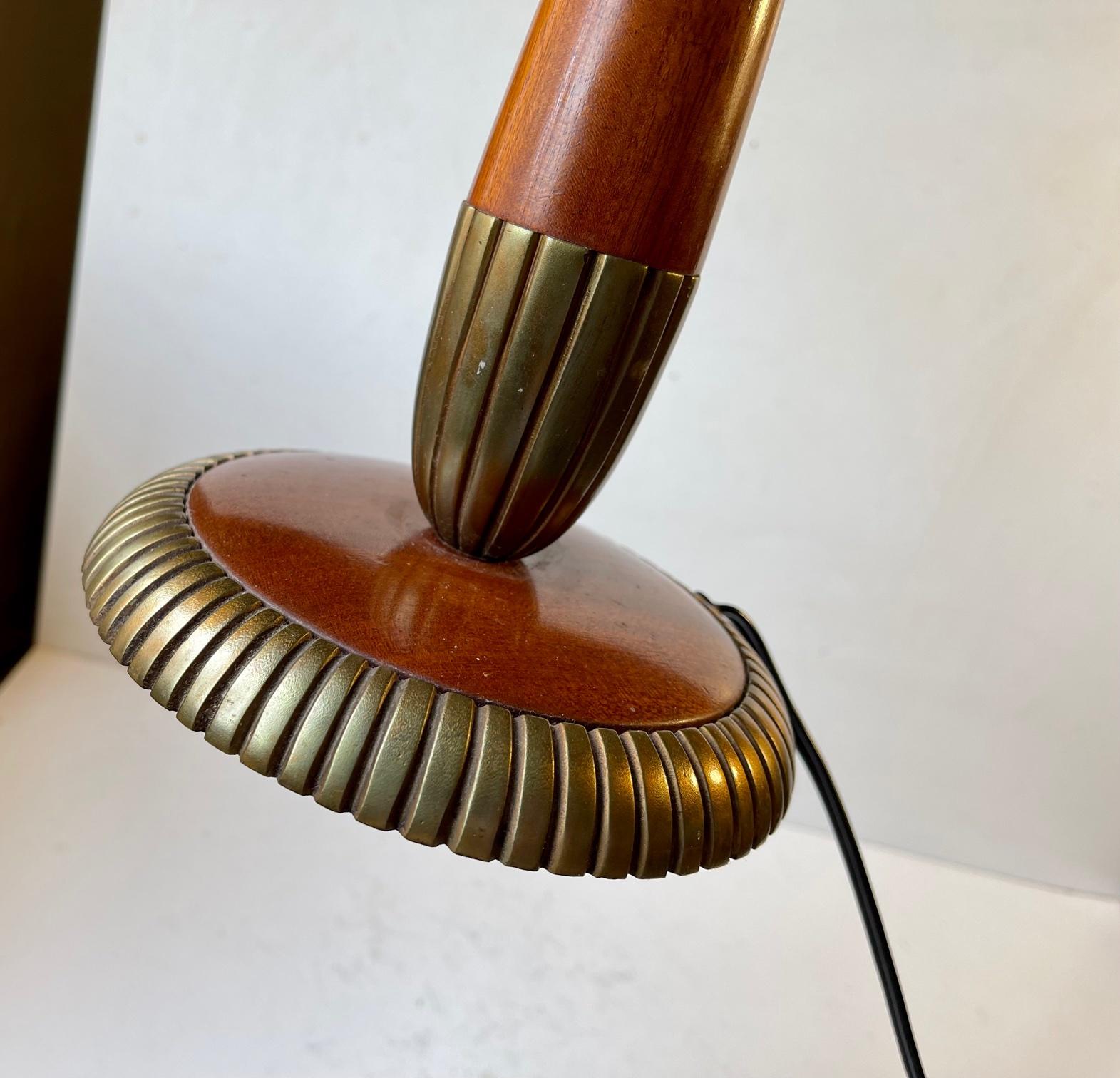 Skandinavische moderne Tischlampe aus Nussbaum und Messing, 1950er Jahre im Angebot 2