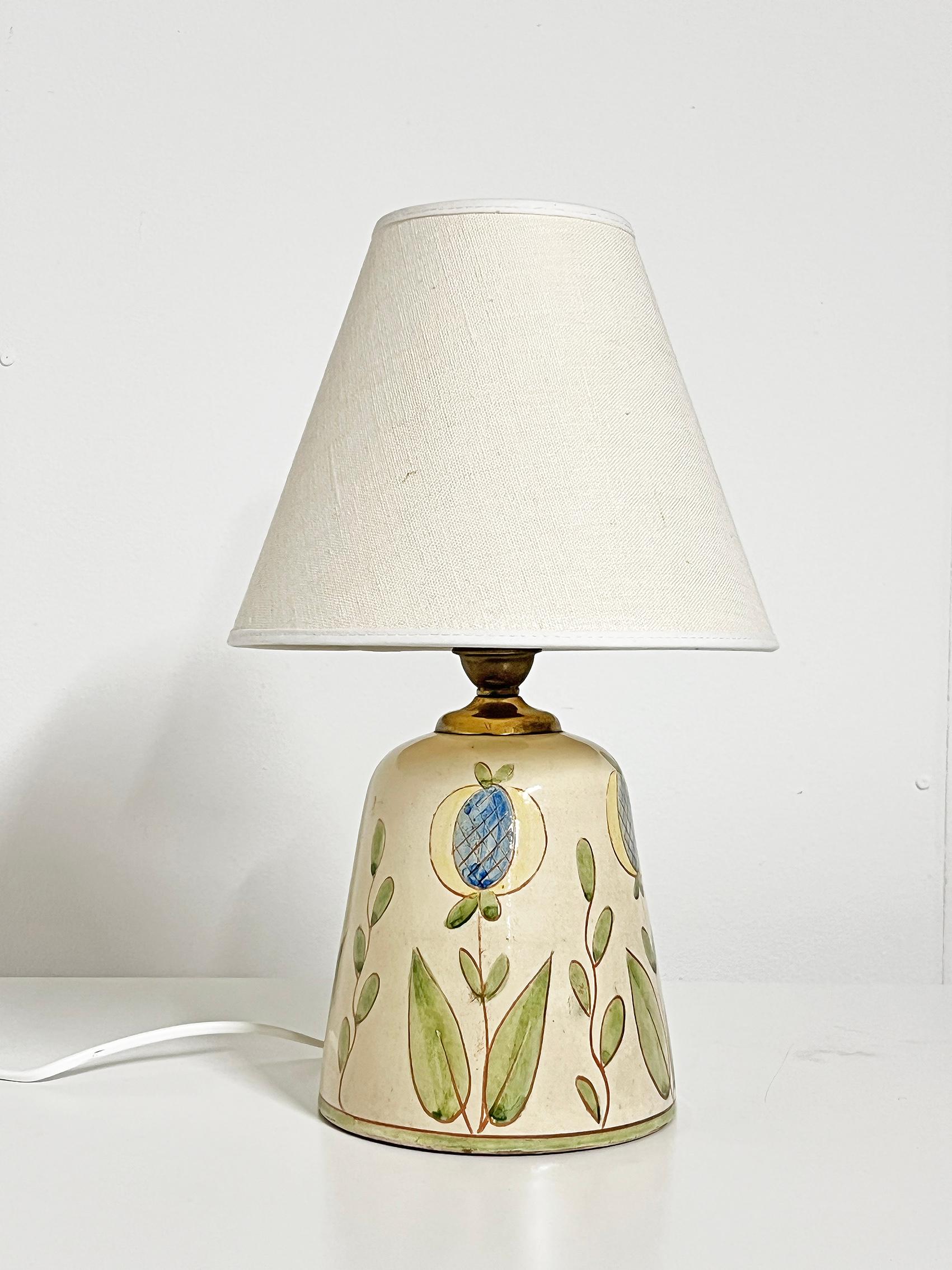 Beautiful Scandinavian Modern table lamp, Olof Larsson, Laholm ca 1950's.
Marked with makers mark.
Good vintage condition, wear and patina consistent with age and use. 
Brass patina. 
Please notice, the shade is not included.