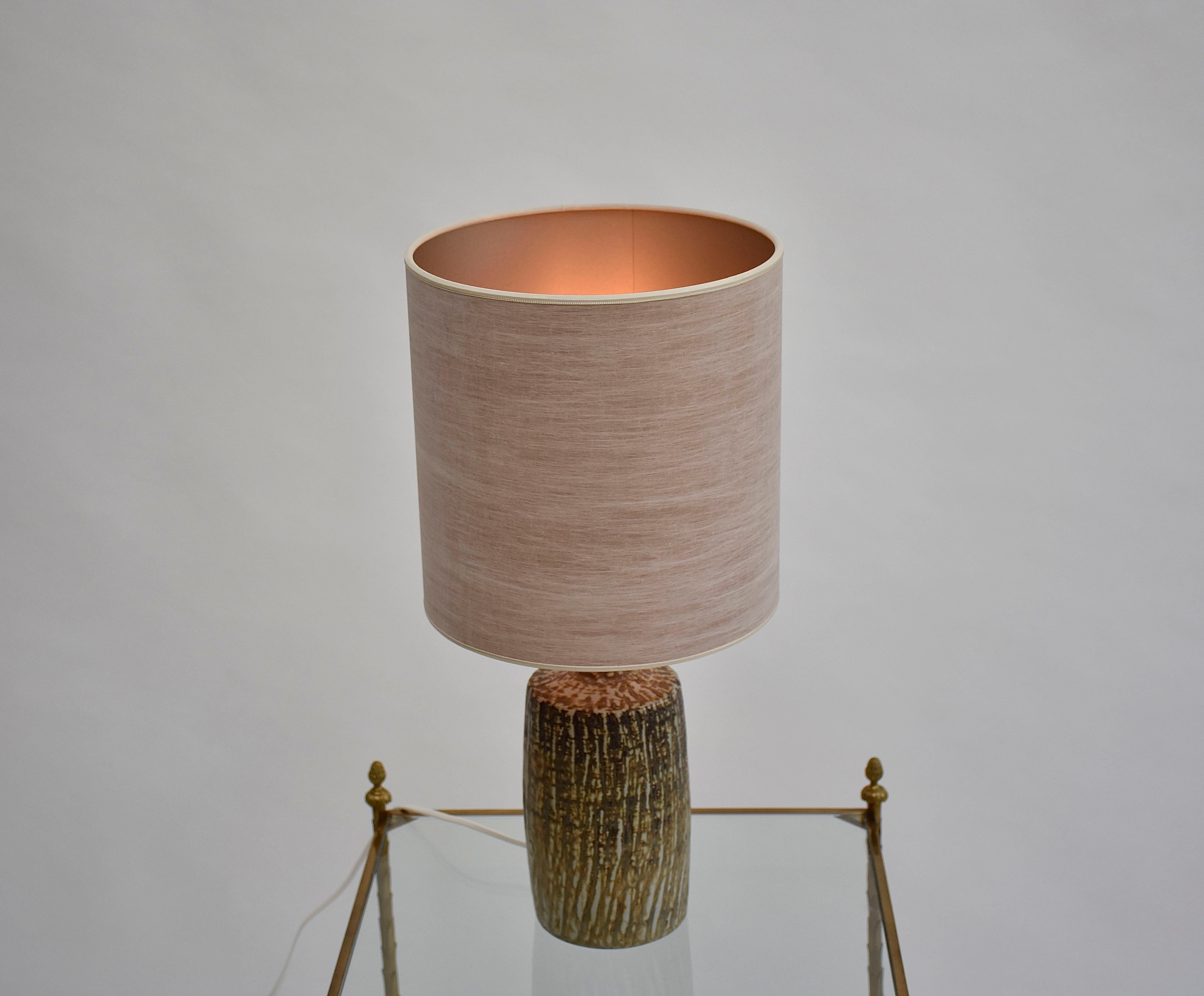 Vernissé Lampe de table moderne scandinave Rubus par Gunnar Nylund en vente