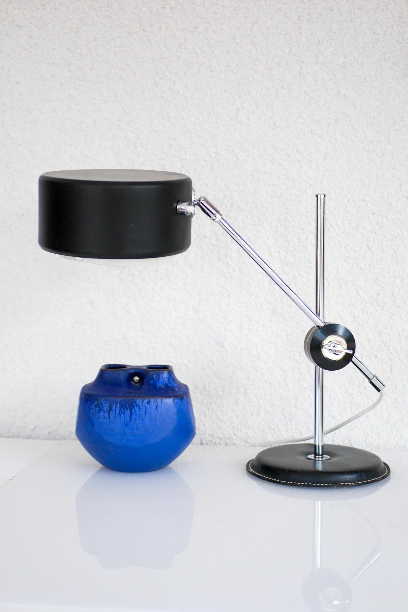 A fantastic 1970s table or office lamp with a very sleek Scandinavian design by Anders Pehrson for Atelje Lyktan, Sweden. This lamp is very simple in shape, tall and slender, which makes it very elegant and sophisticated. The Model is known as 781
