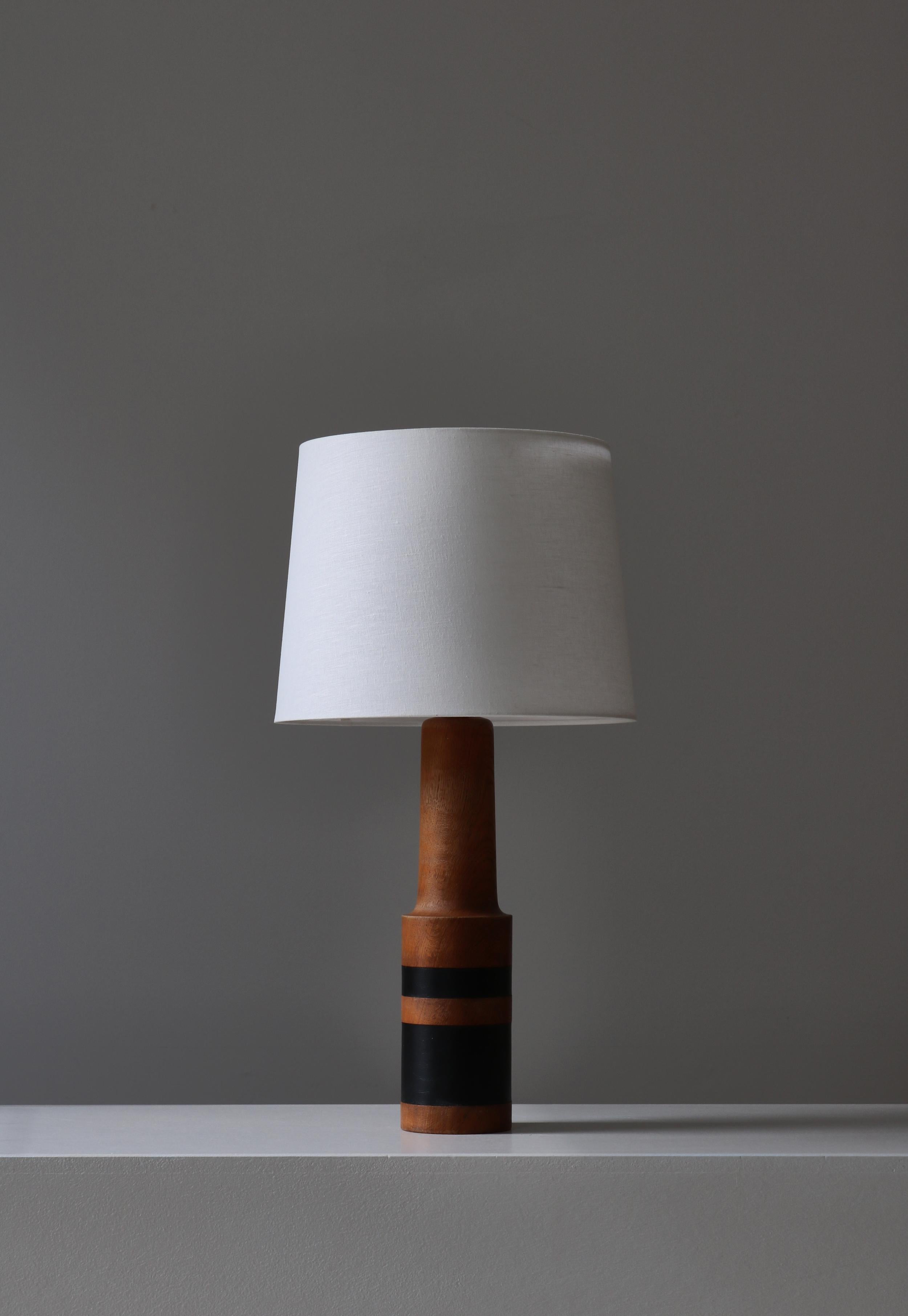 Einzigartige dänische moderne Tischlampe, handgefertigt in Dänemark in den 1950er Jahren. Gedrechseltes Eichenholz mit einer schönen Patina und schwarzem Leder. Ausgestattet mit einem neuen Schirm aus weißem Leinen.

Abmessungen:

Höhe mit
