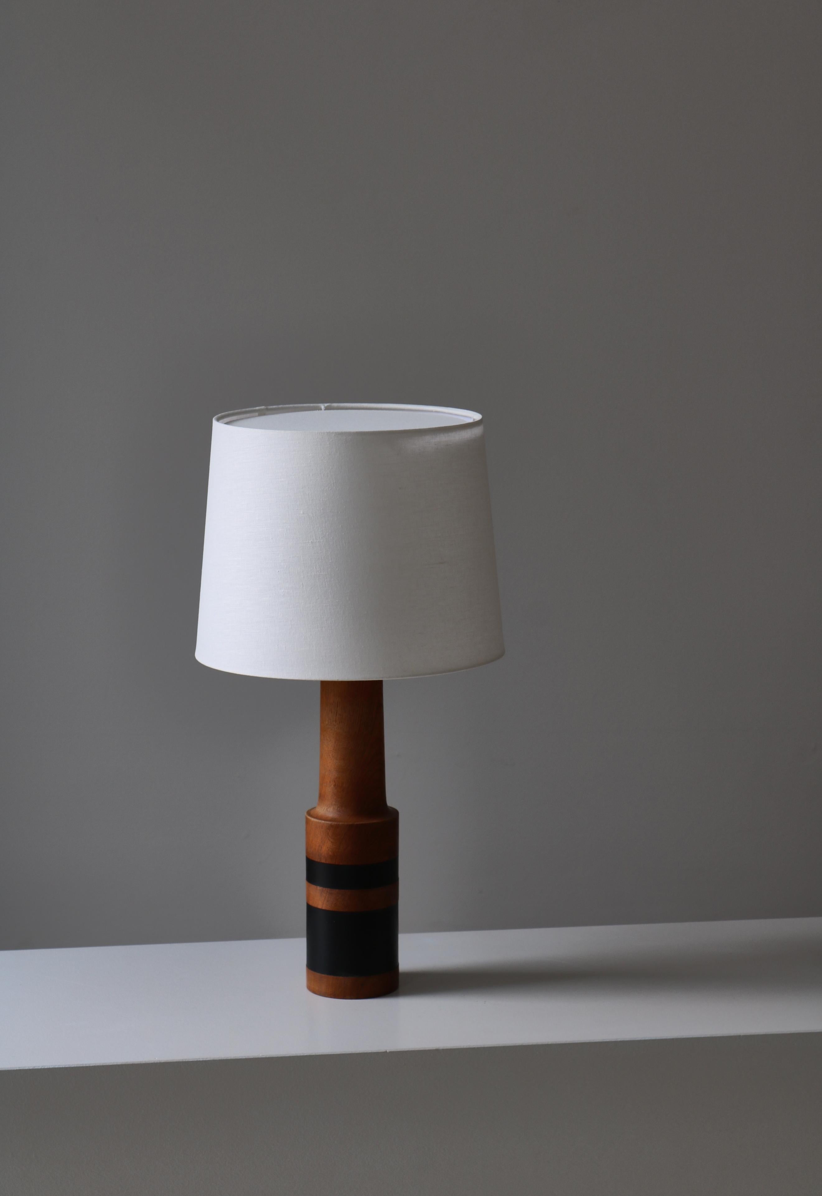 Skandinavische moderne Tischlampe aus massivem Eichenholz und schwarzem Leder, Dänemark, 1950er Jahre (Skandinavische Moderne) im Angebot