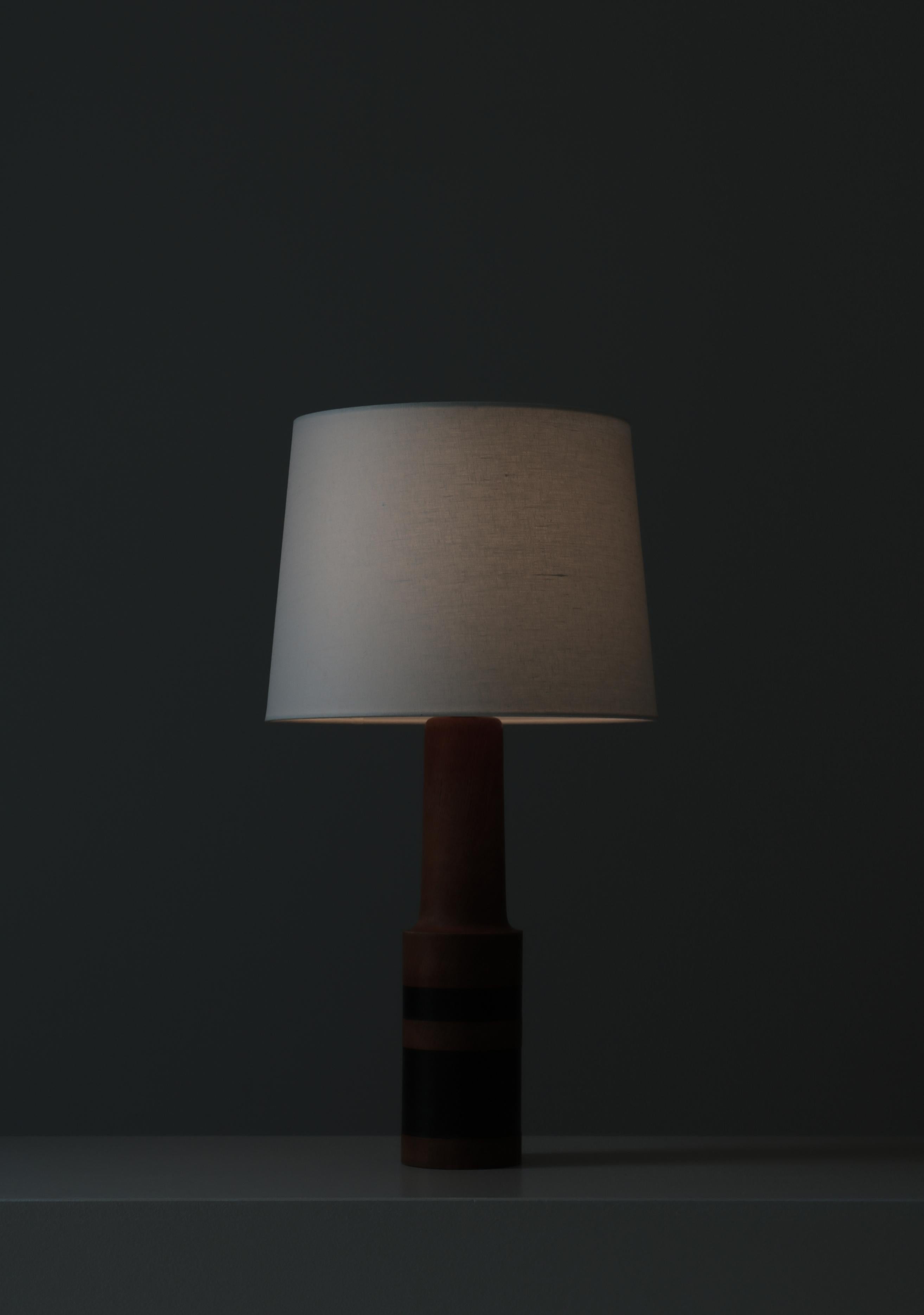 Skandinavische moderne Tischlampe aus massivem Eichenholz und schwarzem Leder, Dänemark, 1950er Jahre (Dänisch) im Angebot
