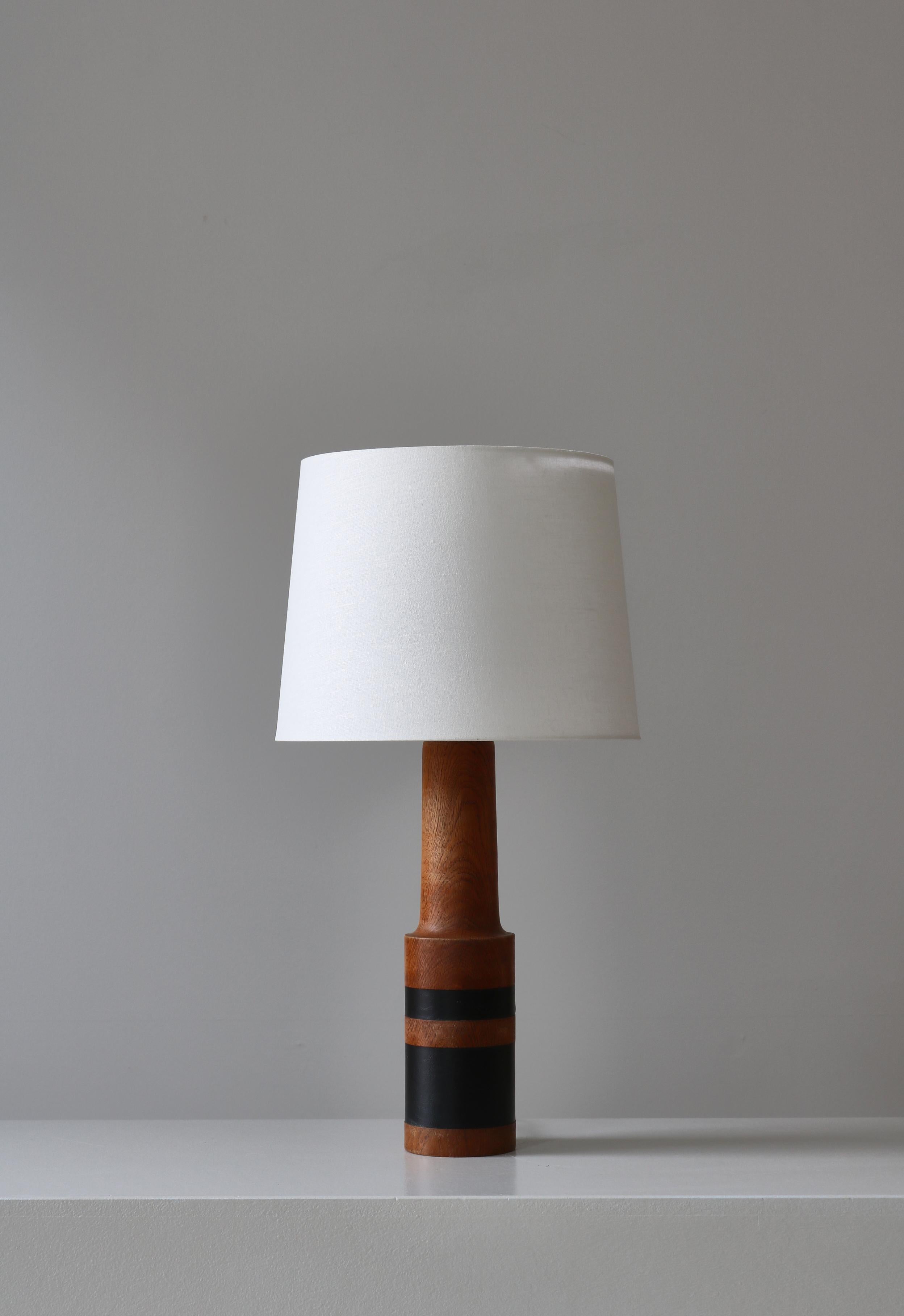 Skandinavische moderne Tischlampe aus massivem Eichenholz und schwarzem Leder, Dänemark, 1950er Jahre im Zustand „Gut“ im Angebot in Odense, DK