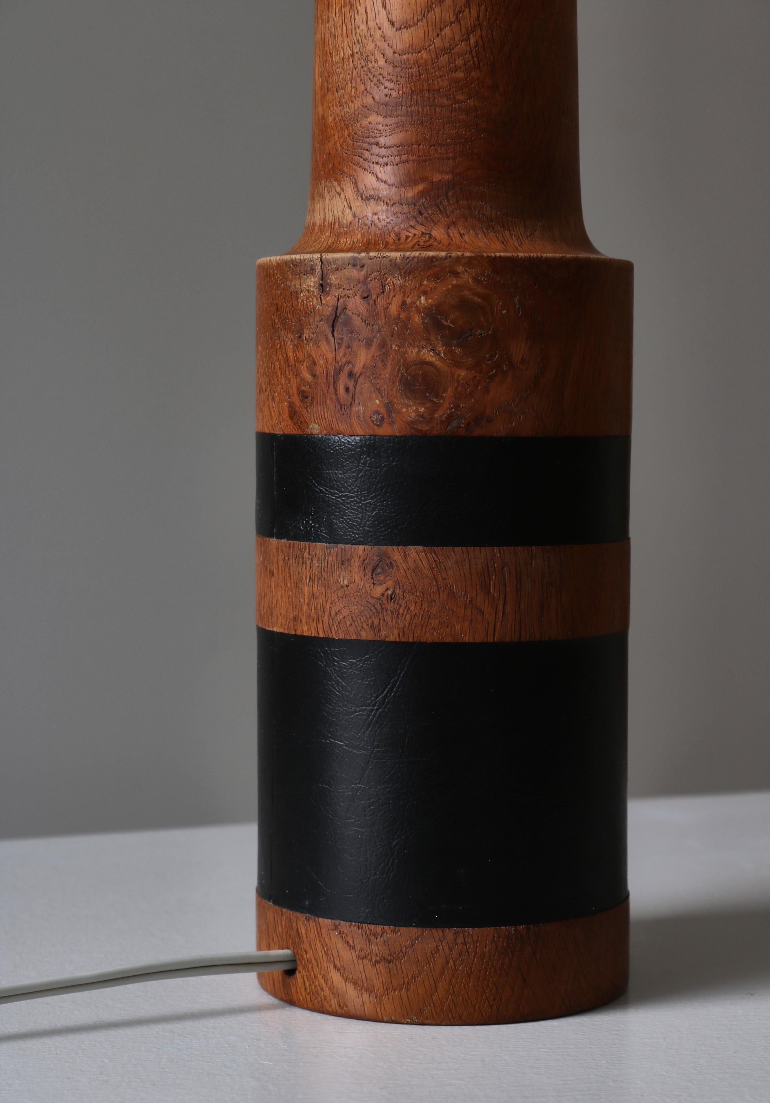 Skandinavische moderne Tischlampe aus massivem Eichenholz und schwarzem Leder, Dänemark, 1950er Jahre im Angebot 1
