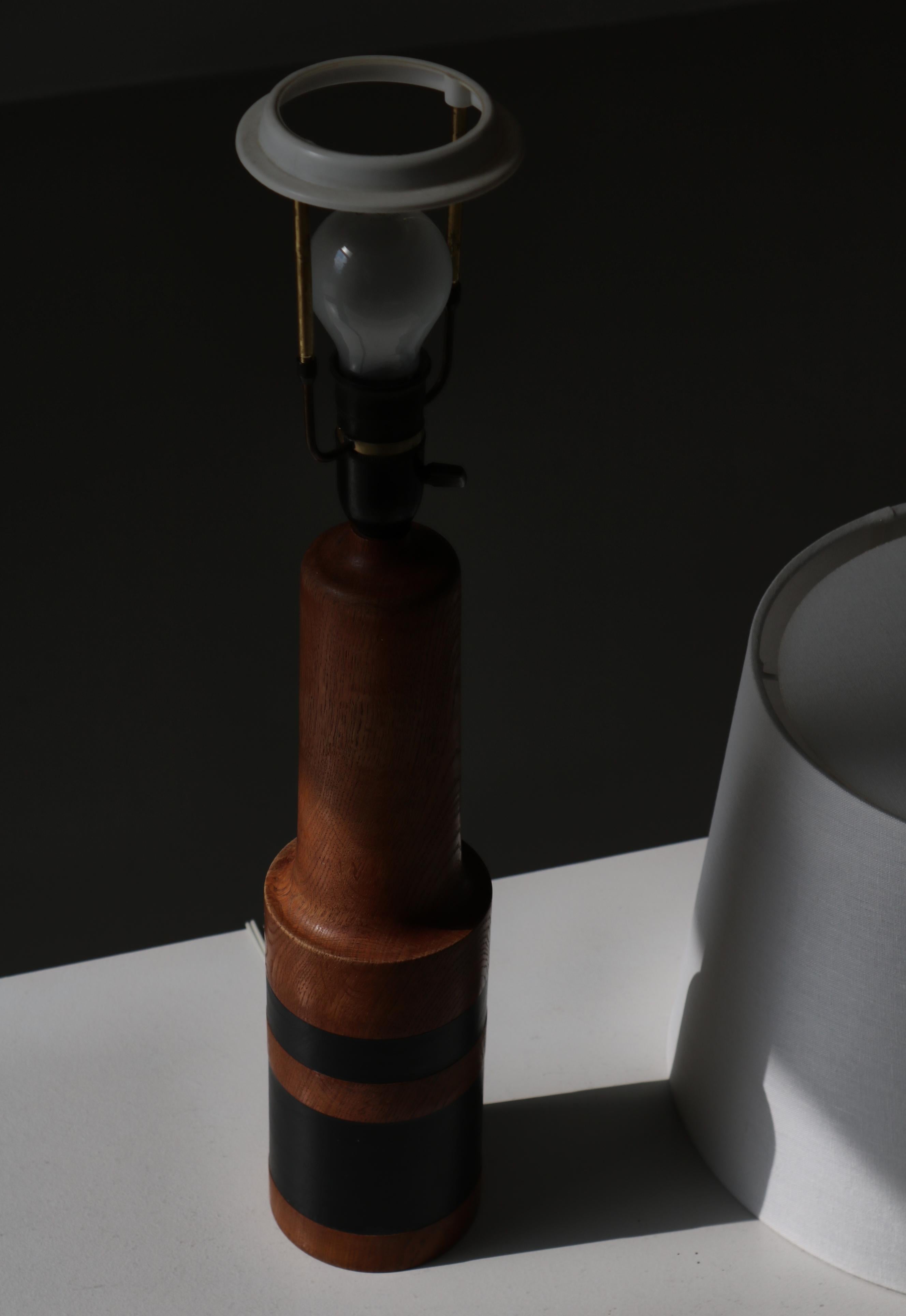 Skandinavische moderne Tischlampe aus massivem Eichenholz und schwarzem Leder, Dänemark, 1950er Jahre im Angebot 3