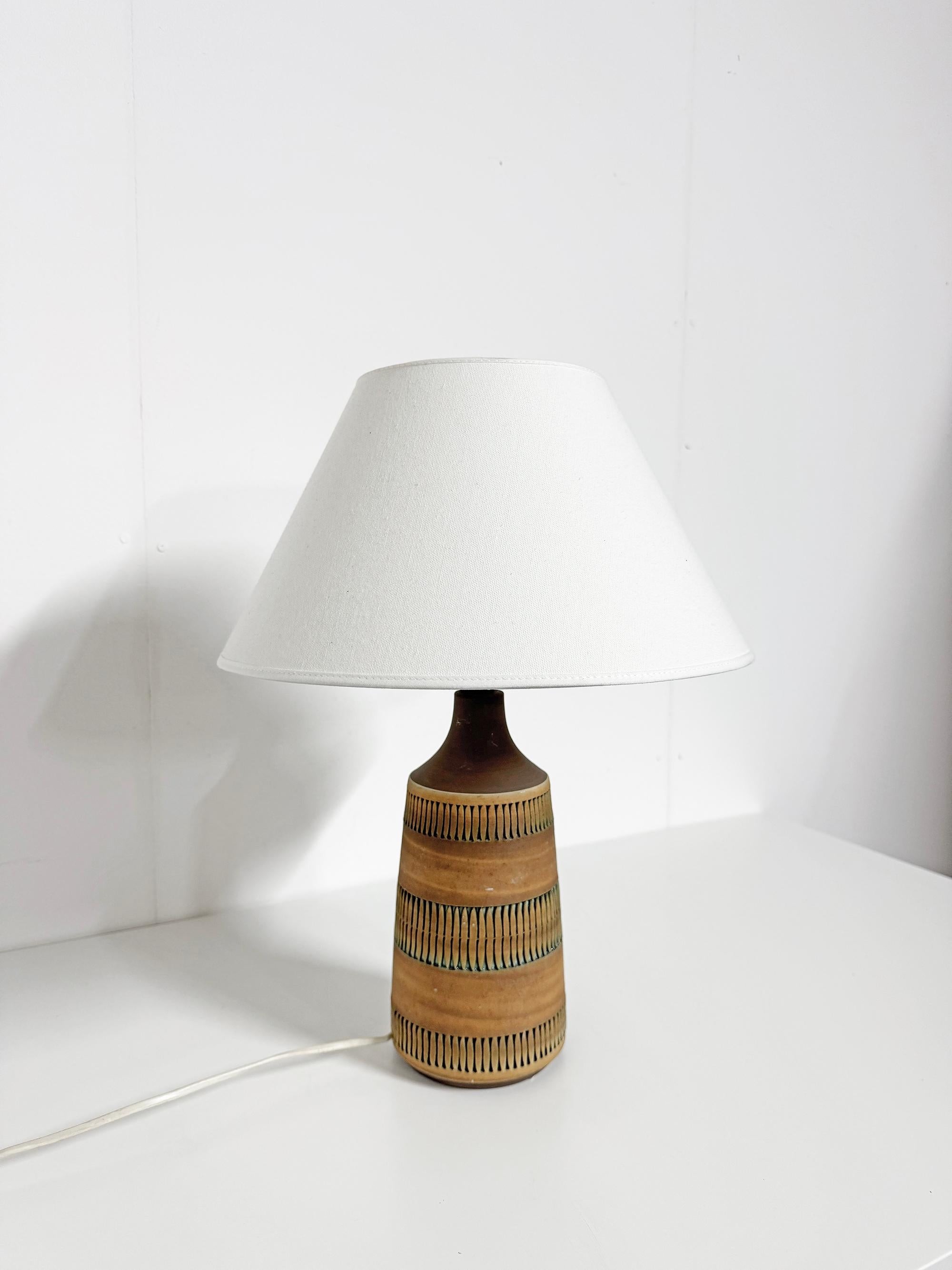 Lampada da tavolo The Modern Scandinavian, gres, Tomas Anagrius, Svezia, 1960-70 ca.
Buone condizioni vintage, usura e patina coerenti con l'età e l'uso.
Graffi e imperfezioni. 
Il paralume non è incluso!
Cablaggio originale. Si consiglia di