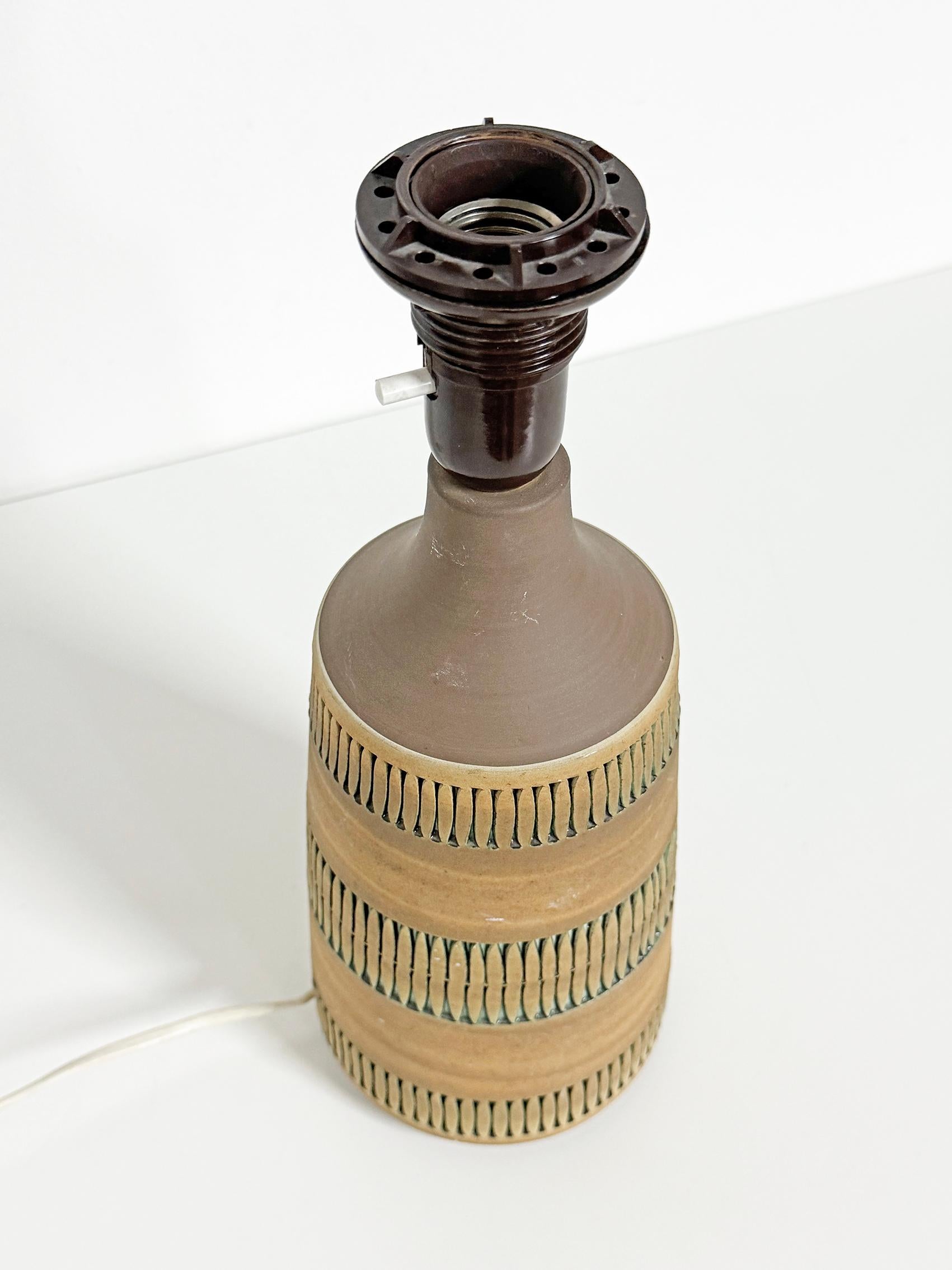 Metà XX secolo Lampada da tavolo The Modern Scandinavian, gres, Tomas Anagrius, Svezia, 1960-70 ca. in vendita