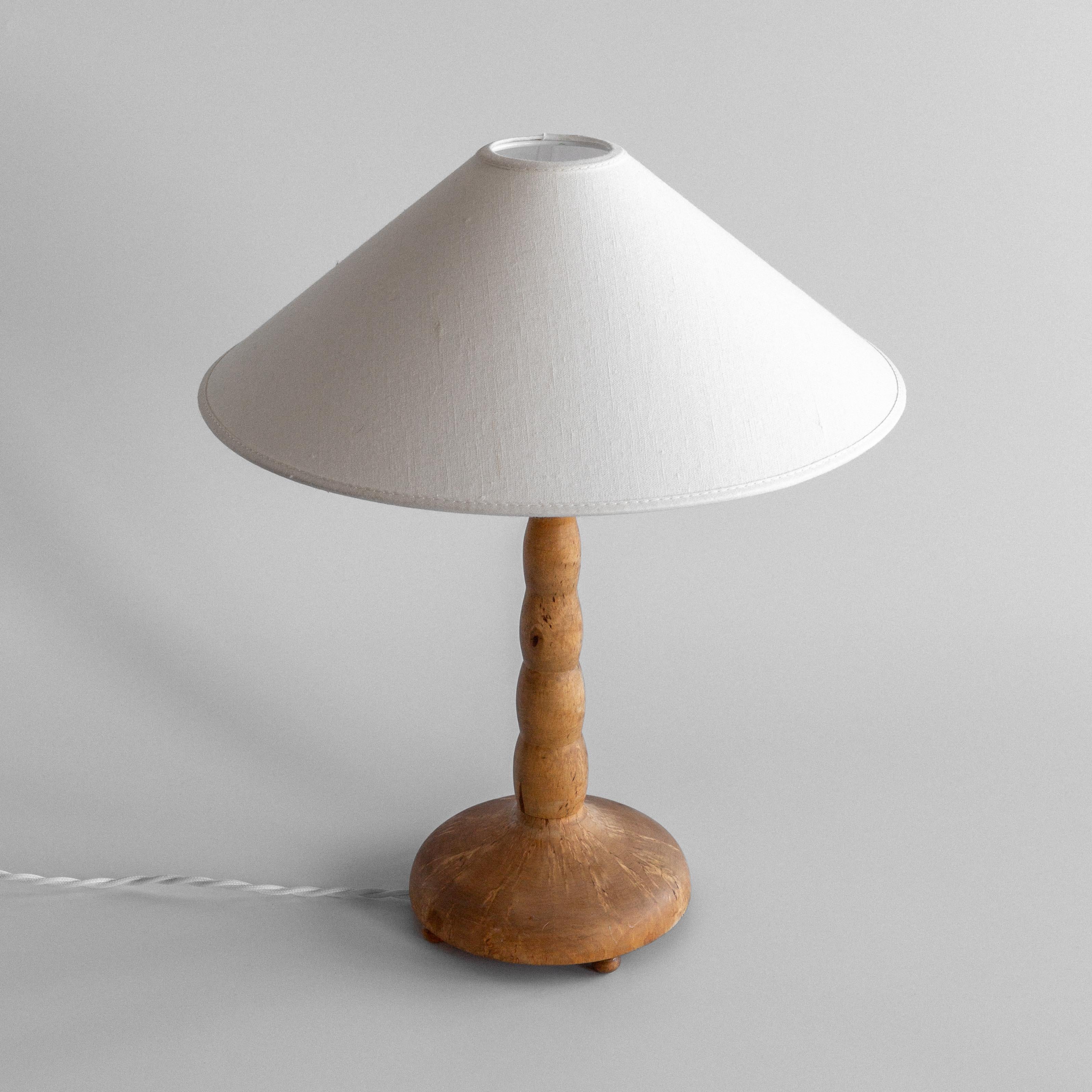 Scandinavo moderno Lampada da tavolo The Modern Scandinavian, legno di betulla naturale tornito, Svezia anni '40