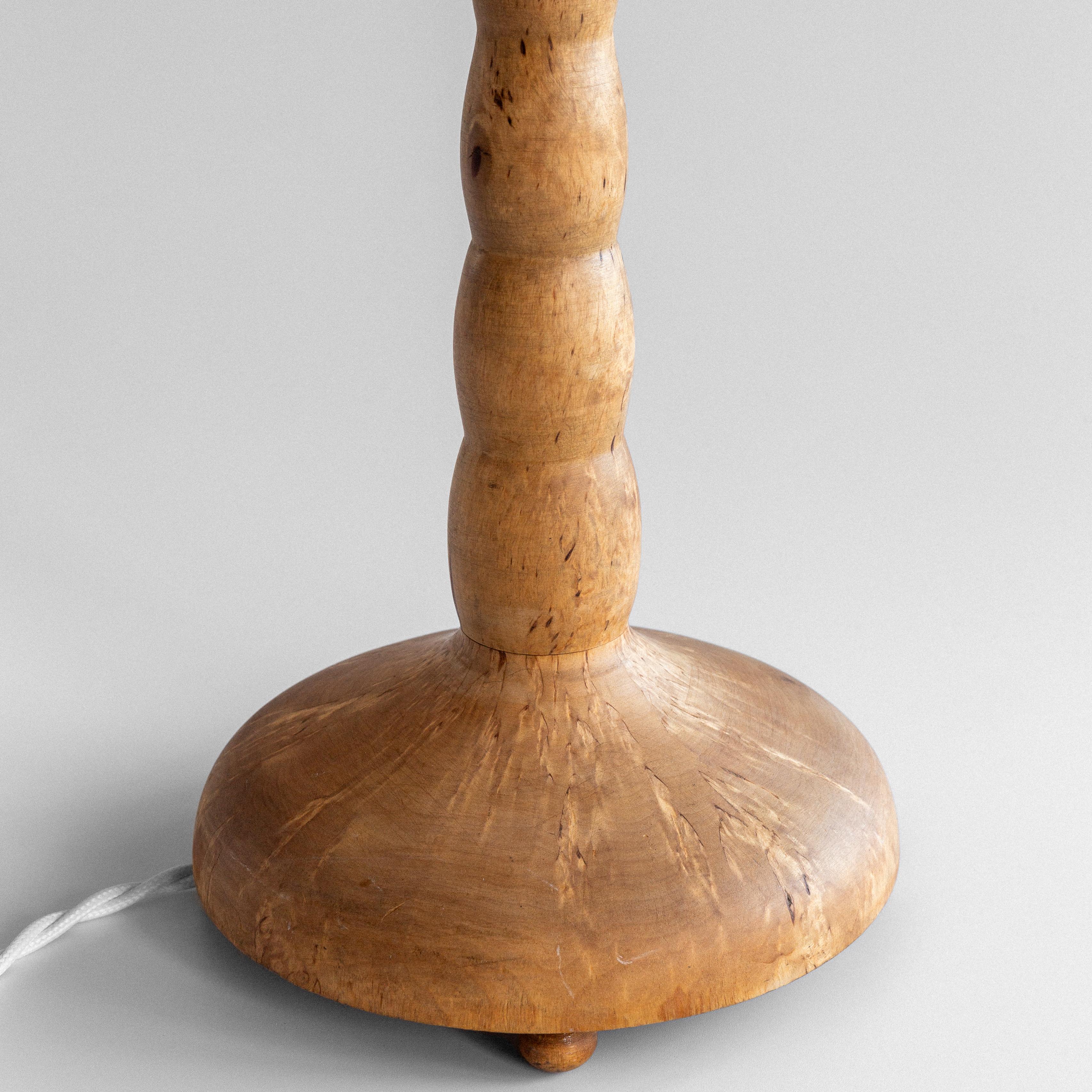 Svedese Lampada da tavolo The Modern Scandinavian, legno di betulla naturale tornito, Svezia anni '40