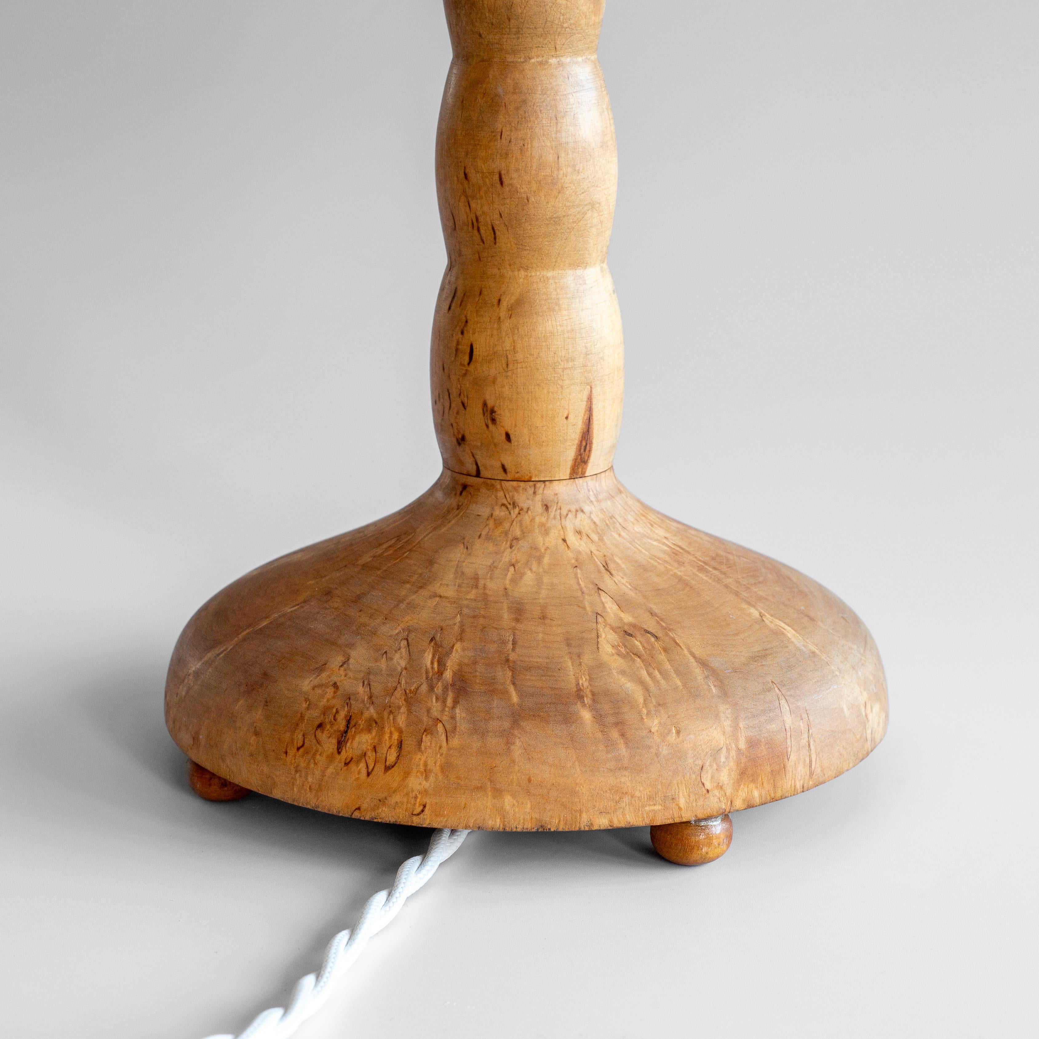 Tornito Lampada da tavolo The Modern Scandinavian, legno di betulla naturale tornito, Svezia anni '40