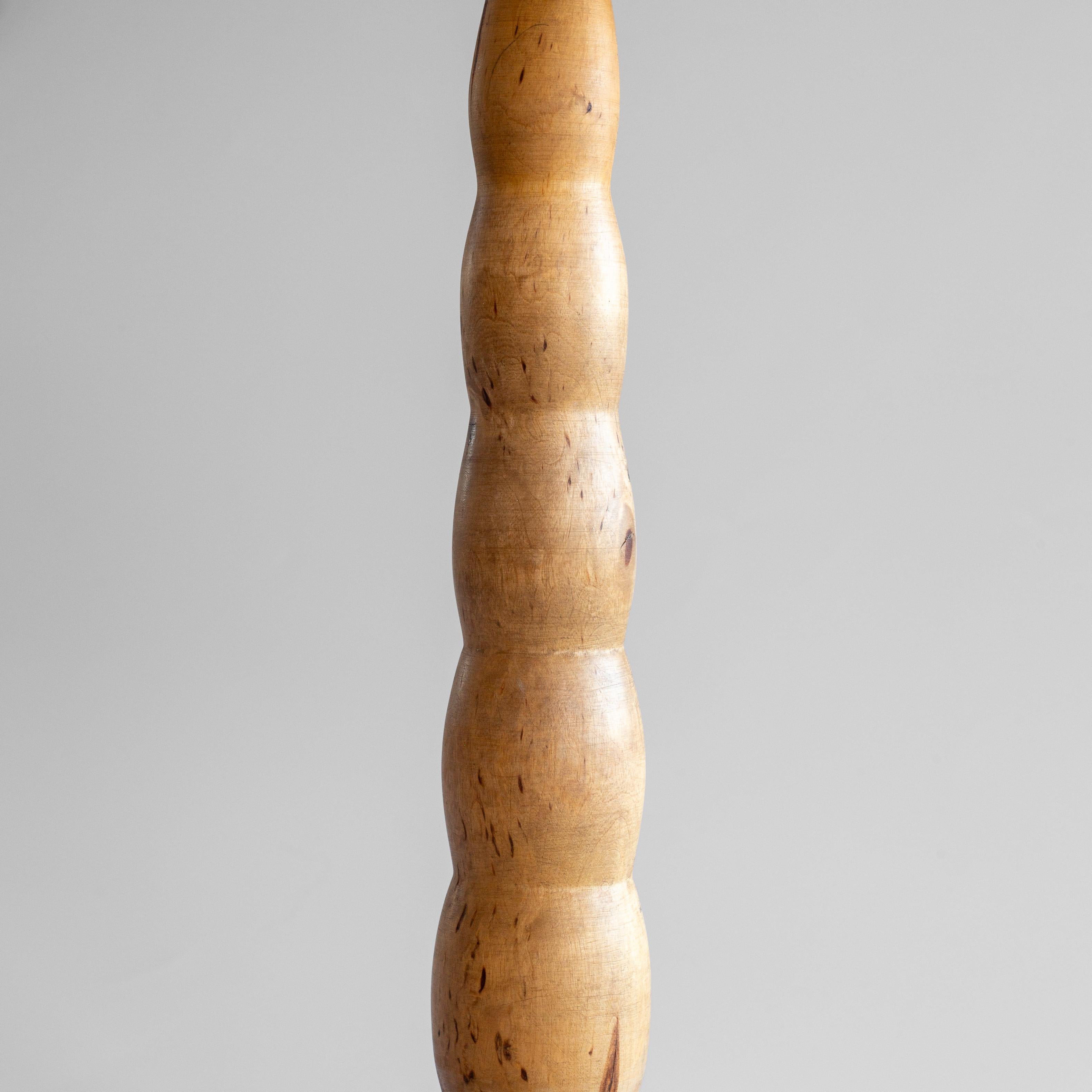 Lampada da tavolo The Modern Scandinavian, legno di betulla naturale tornito, Svezia anni '40 In condizioni buone a Stockholm, SE