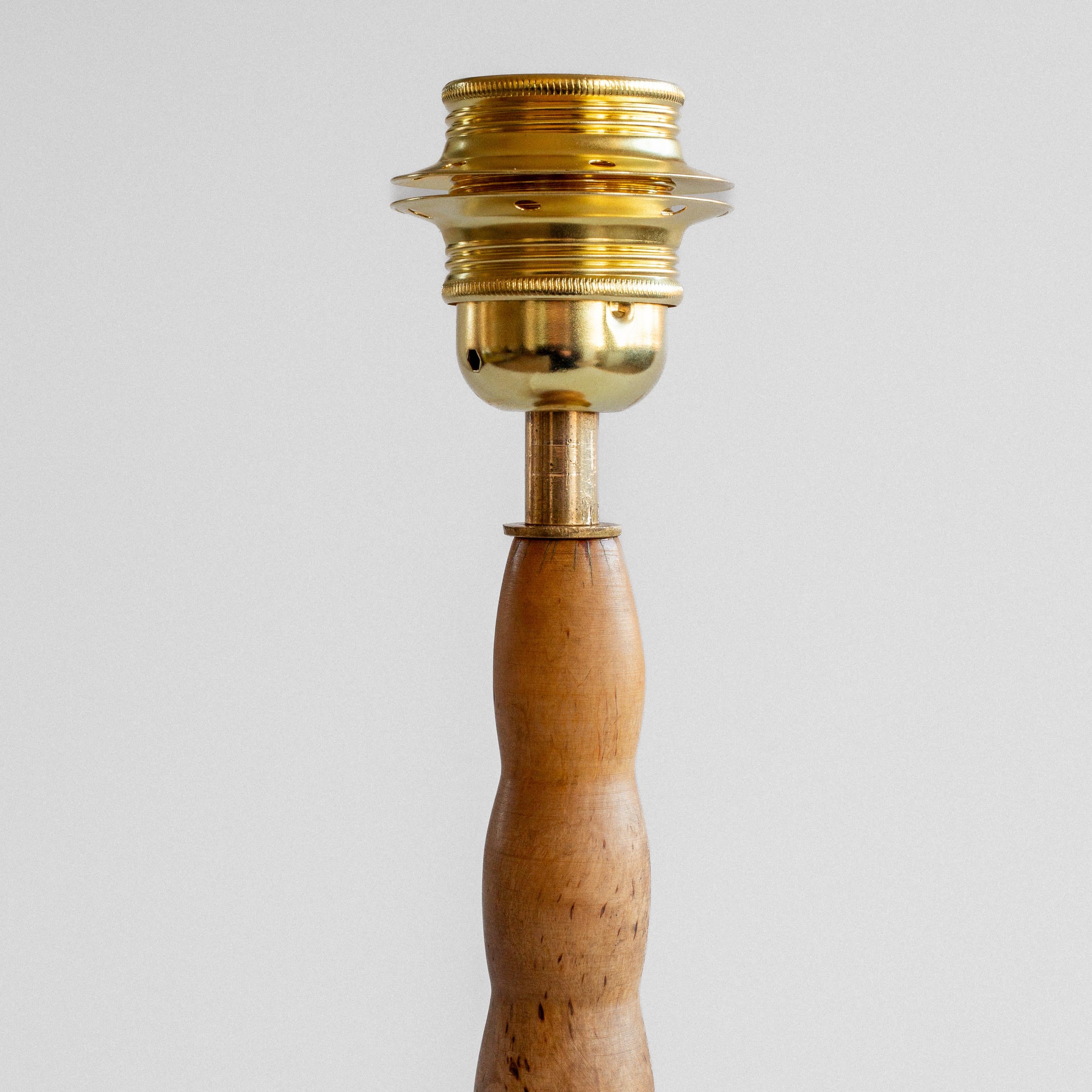 Metà XX secolo Lampada da tavolo The Modern Scandinavian, legno di betulla naturale tornito, Svezia anni '40