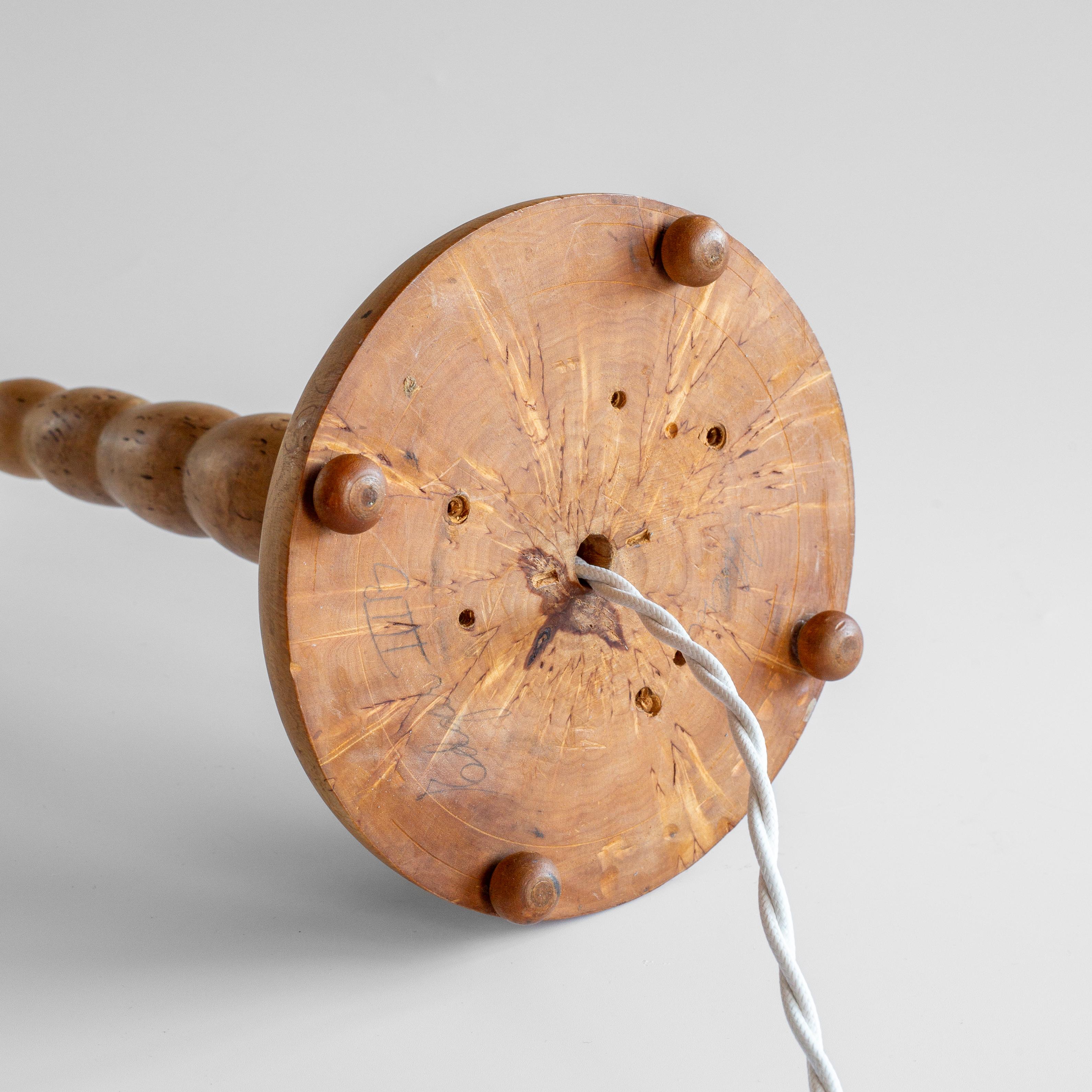 Lampada da tavolo The Modern Scandinavian, legno di betulla naturale tornito, Svezia anni '40 1