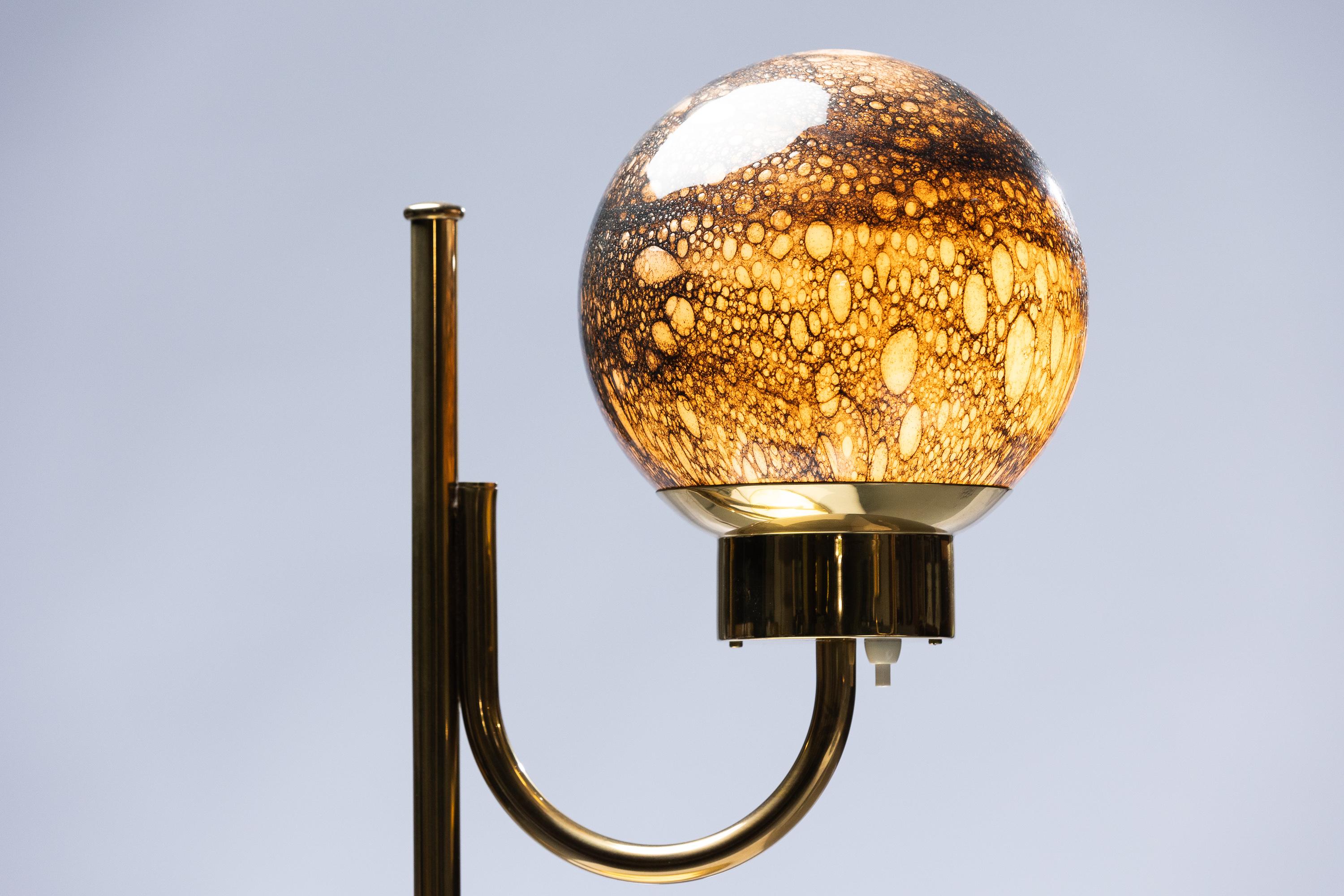 Entdecken Sie die fesselnde Anziehungskraft des skandinavisch-modernen Designs mit einem Paar Bergboms B-118 Tischlampen, die aus hochwertigem Metall, einschließlich glänzendem Messing, gefertigt und mit eleganten Glasschalen verziert sind. Werten
