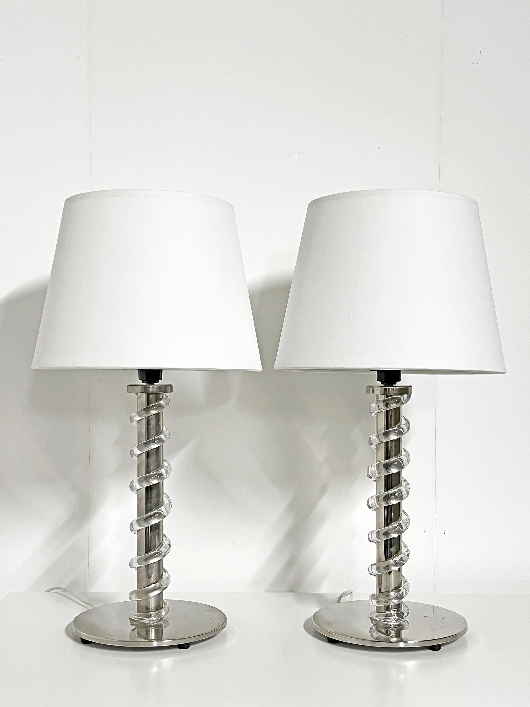 Seltene und sehr coole, skandinavisch moderne Tischlampen von Høvik Lys ca. 1960-70er Jahre.
Einigen (nicht überprüften) Informationen zufolge wurde dieses Modell nur für kurze Zeit produziert, da es schwierig war, die Glasstruktur um den Sockel