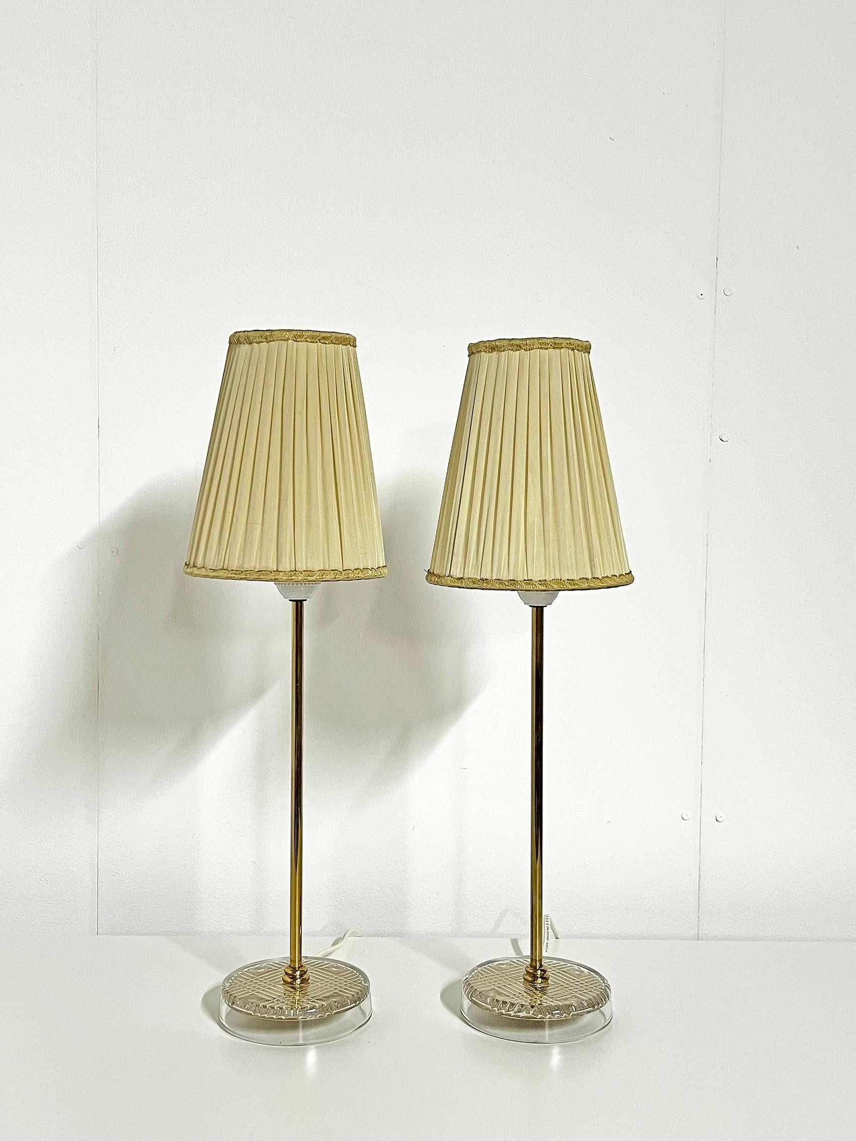 The Modern Scandinavian Table Lamps, Set Of 2, Sweden ca 1960s. 
Laiton et verre. Signé, EM 2039. 
Légère différence de hauteur : hauteur 38,5 cm et 38,2 cm.
Usure et patine correspondant à l'âge et à l'utilisation. 
Veuillez noter que les abat-jour