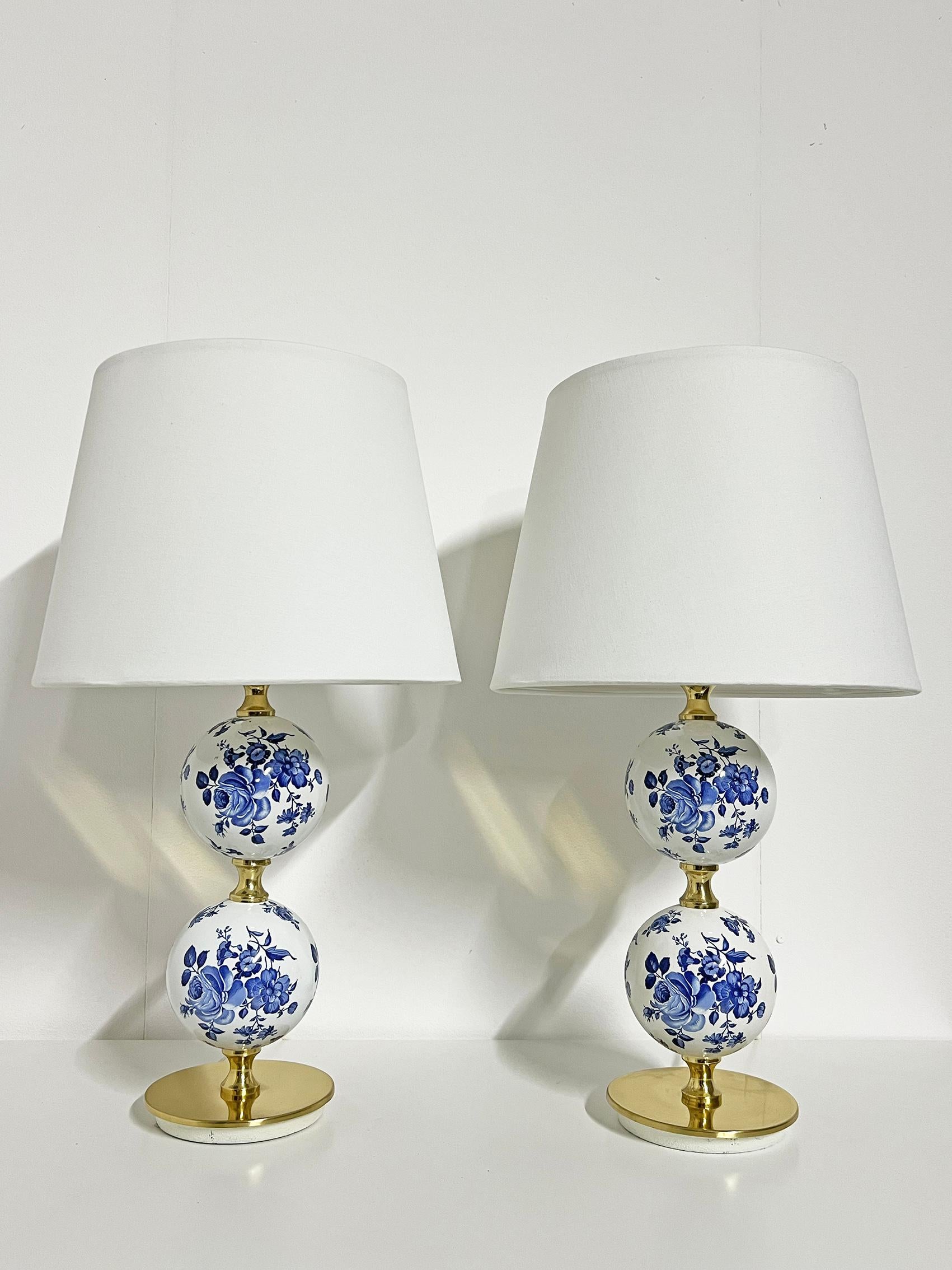 Pair of beautiful scandinavian modern table lamps, Tranås Stilarmatur ca 1960s.
Rare model in porcelain and brass with beautiful floral pattern. 
Signed with makers mark.
Good vintage condition, wear and patina consistent with age and use.
Small