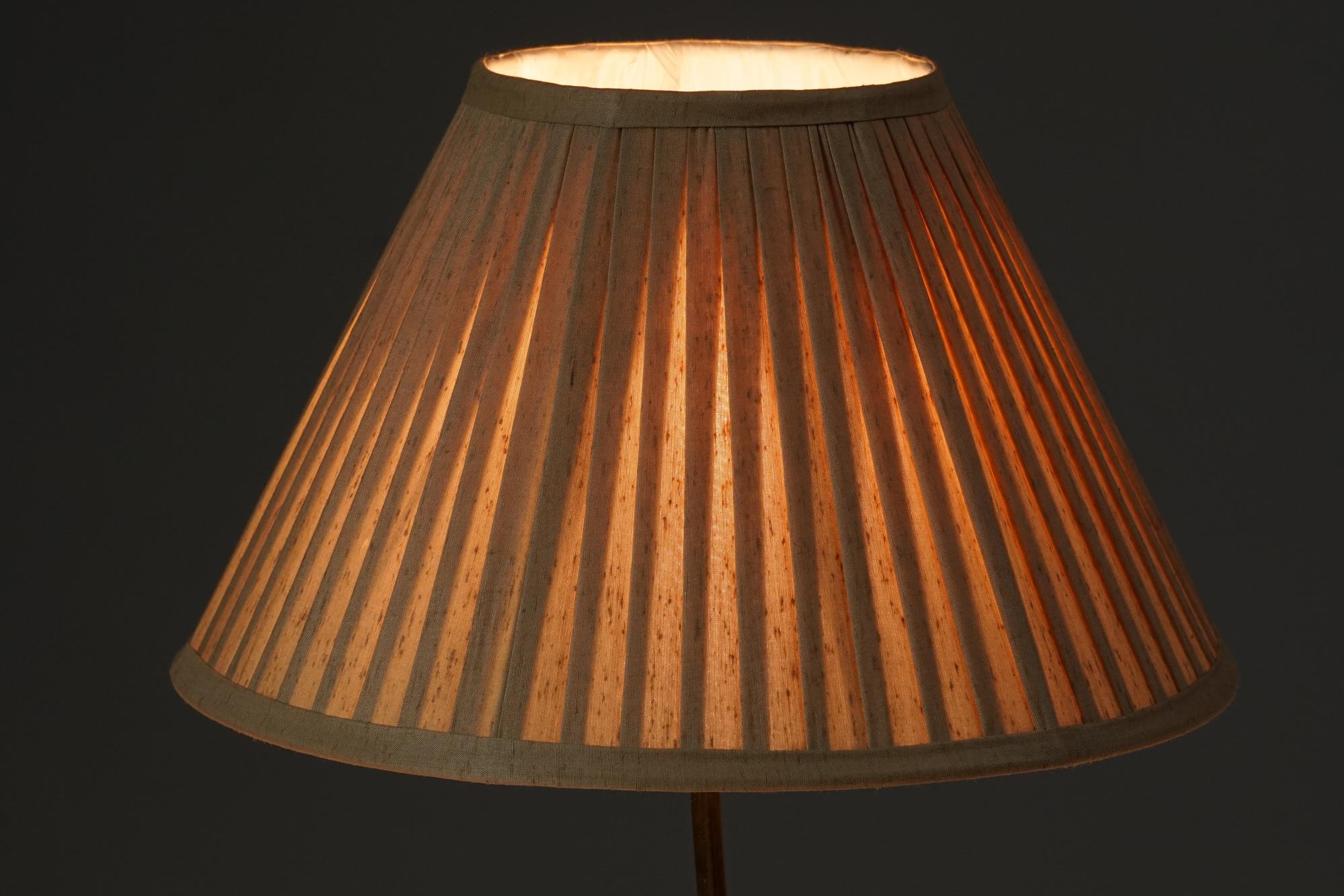 Lampe de table, fabriquée par Valinte Oy, années 1950. Laiton avec abat-jour en lin. Marqué. Bon état vintage, patine mineure correspondant à l'âge et à l'utilisation. 