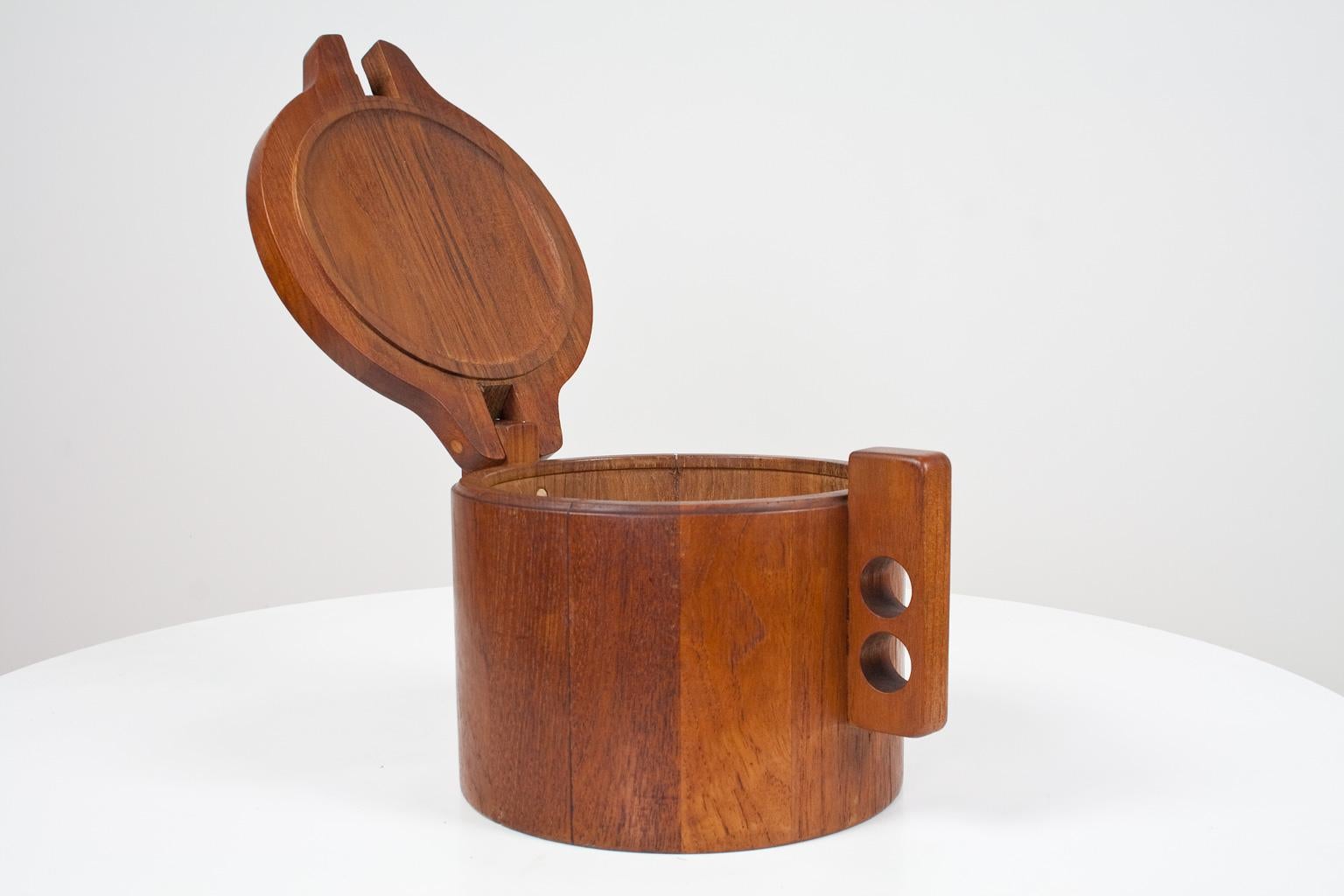 Large solid teak wooden ice bucket or ice bowl, designed by Danish artist Birgit Krogh in 1979 for Woodline Denmark. Woodline commissioned Krogh in 1979 for a special collection in teak such as platters, bowls and this ice bucket. Brand present on