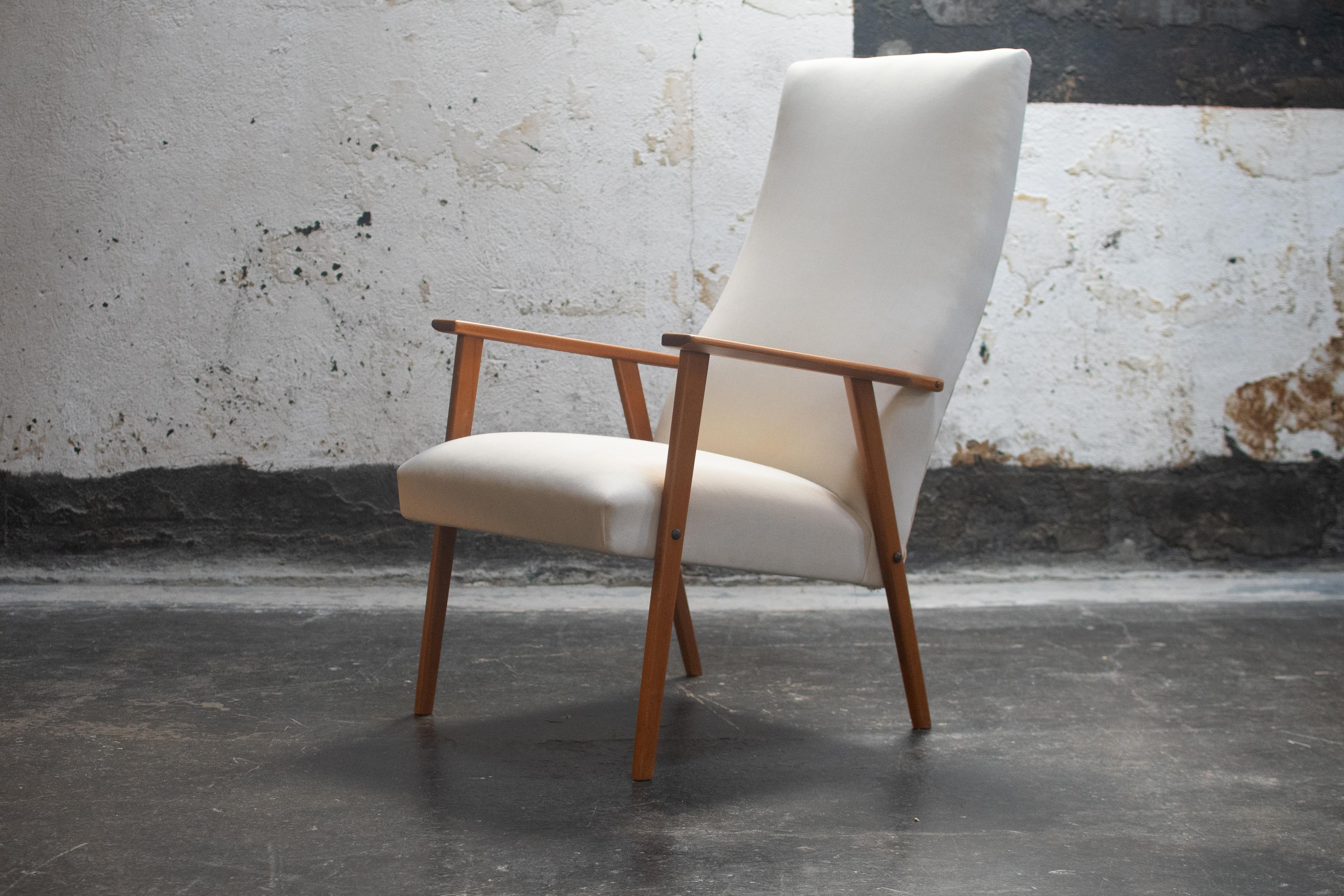 Einzelner schwedischer Sessel aus Musselin. Die hohe Rückenlehne im Mod-Stil hat eine tiefe Neigung, die sich perfekt zum Zurücklehnen eignet. Die abgewinkelten Beine aus hellem Teakholz tragen eine quadratische, geometrische Sitzfläche und