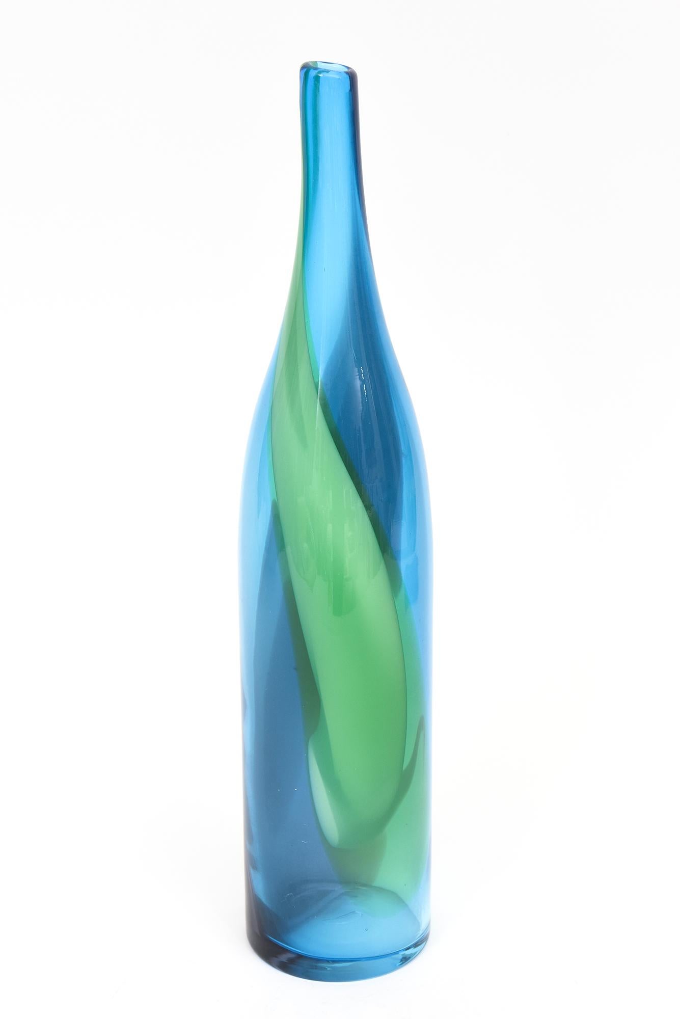 Skandinavisches modernes abstraktes Glasgefäß mit Wirbeln in Blau, Grün und Lila, skandinavische Moderne im Angebot 3