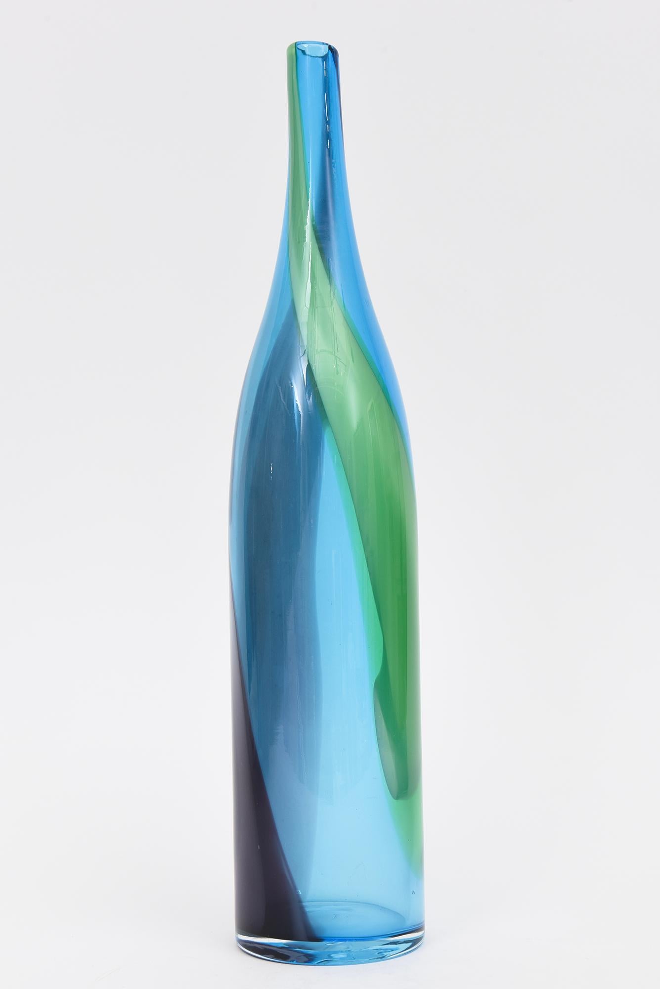 Skandinavisches modernes abstraktes Glasgefäß mit Wirbeln in Blau, Grün und Lila, skandinavische Moderne (Moderne der Mitte des Jahrhunderts) im Angebot