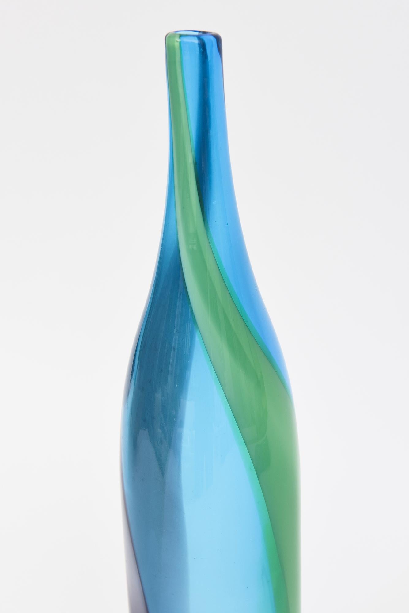 Skandinavisches modernes abstraktes Glasgefäß mit Wirbeln in Blau, Grün und Lila, skandinavische Moderne (Dänisch) im Angebot