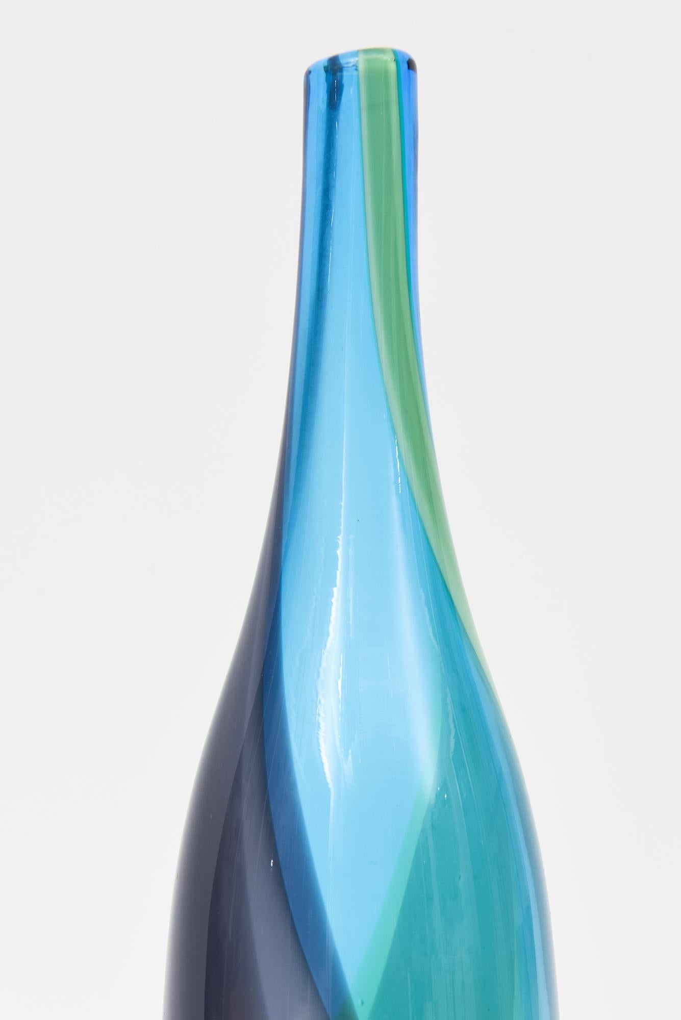 Skandinavisches modernes abstraktes Glasgefäß mit Wirbeln in Blau, Grün und Lila, skandinavische Moderne (Mitte des 20. Jahrhunderts) im Angebot